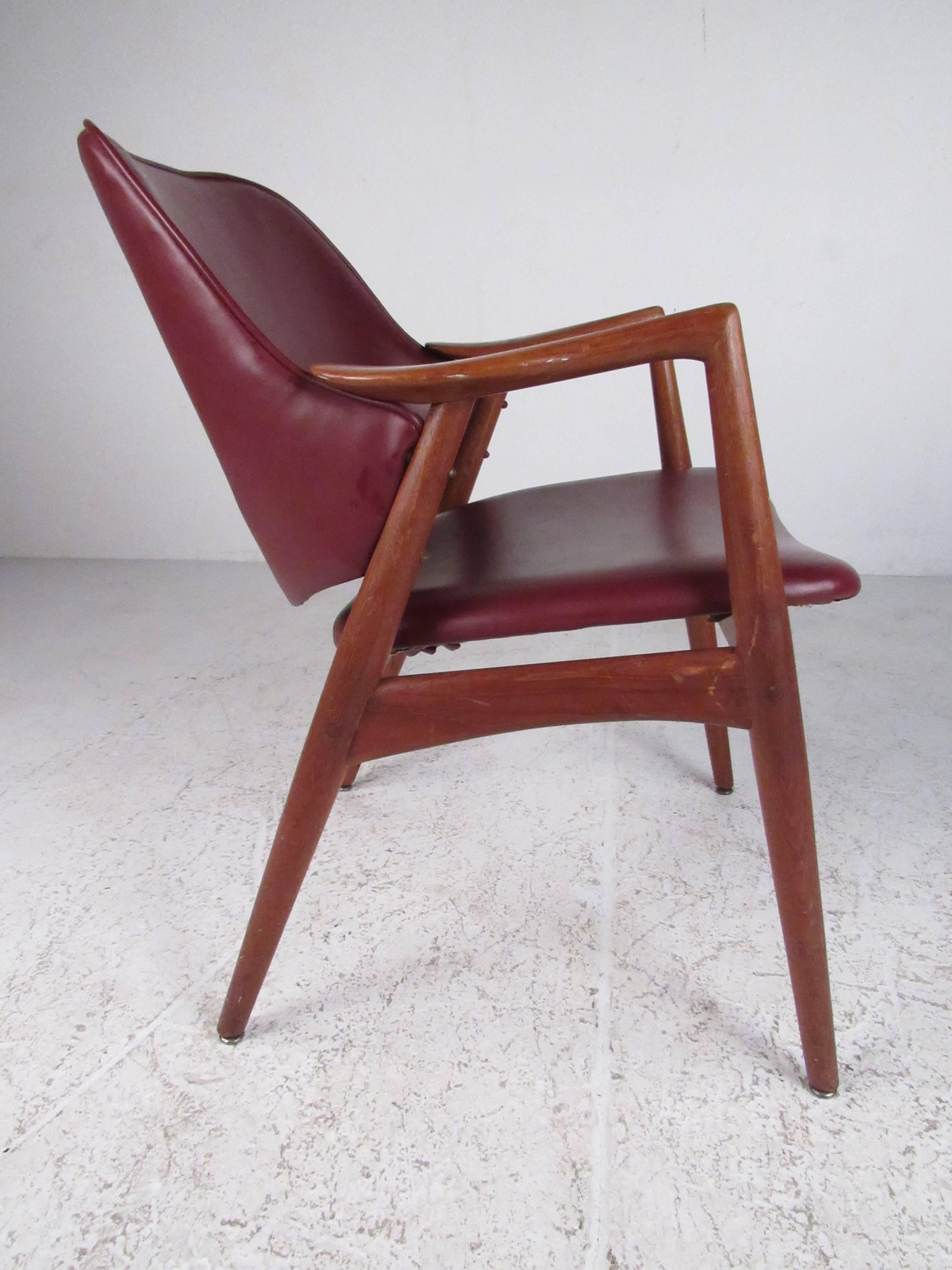 Pair of Mid-Century Barrel Back Teak Armchairs in the Style of Erik Kirkegaard In Good Condition In Brooklyn, NY