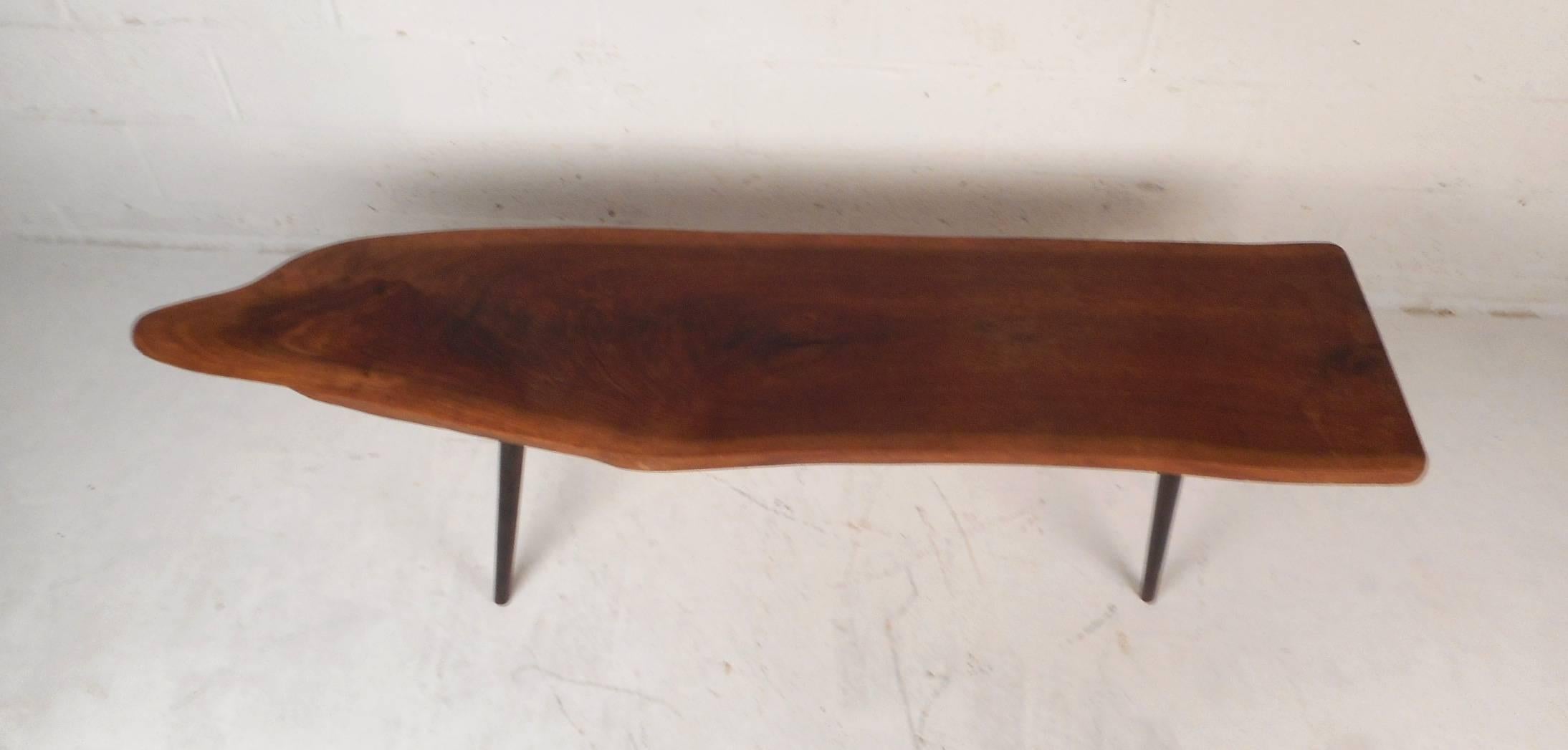 Mid-Century Modern Tree Slab Coffee Table In Good Condition For Sale In Brooklyn, NY