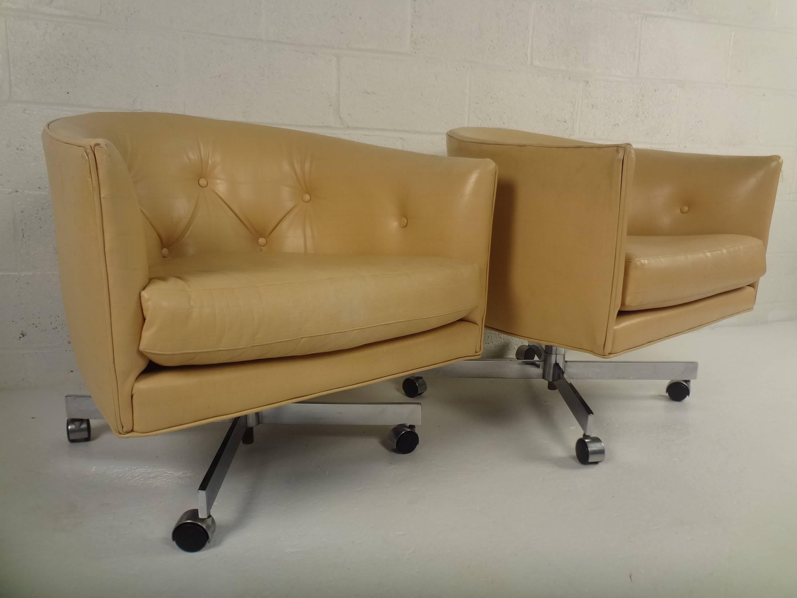 Mid-Century Modern Pair of Tufted Naugahyde Swivel Chairs by Milo Baughman For Sale