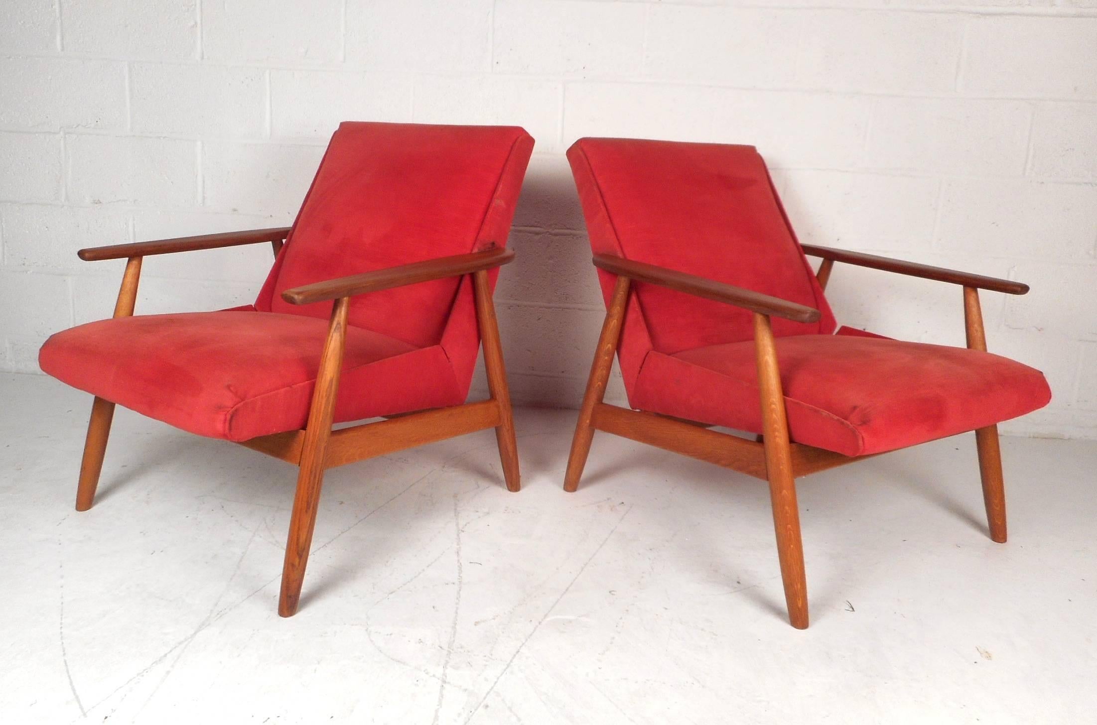 Mid-Century Modern Pair of Vintage Modern Lounge Chairs