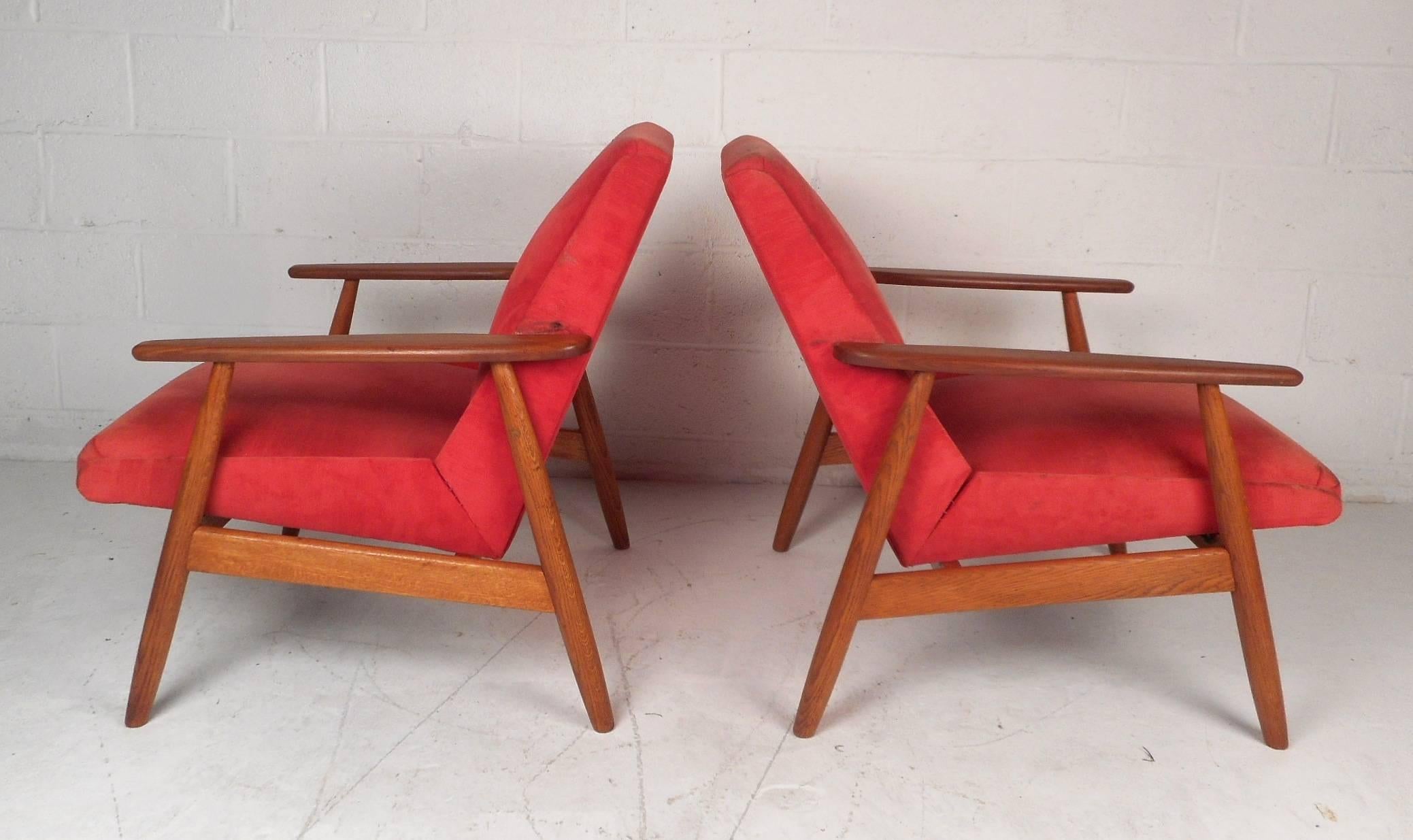 Pair of Vintage Modern Lounge Chairs In Good Condition In Brooklyn, NY