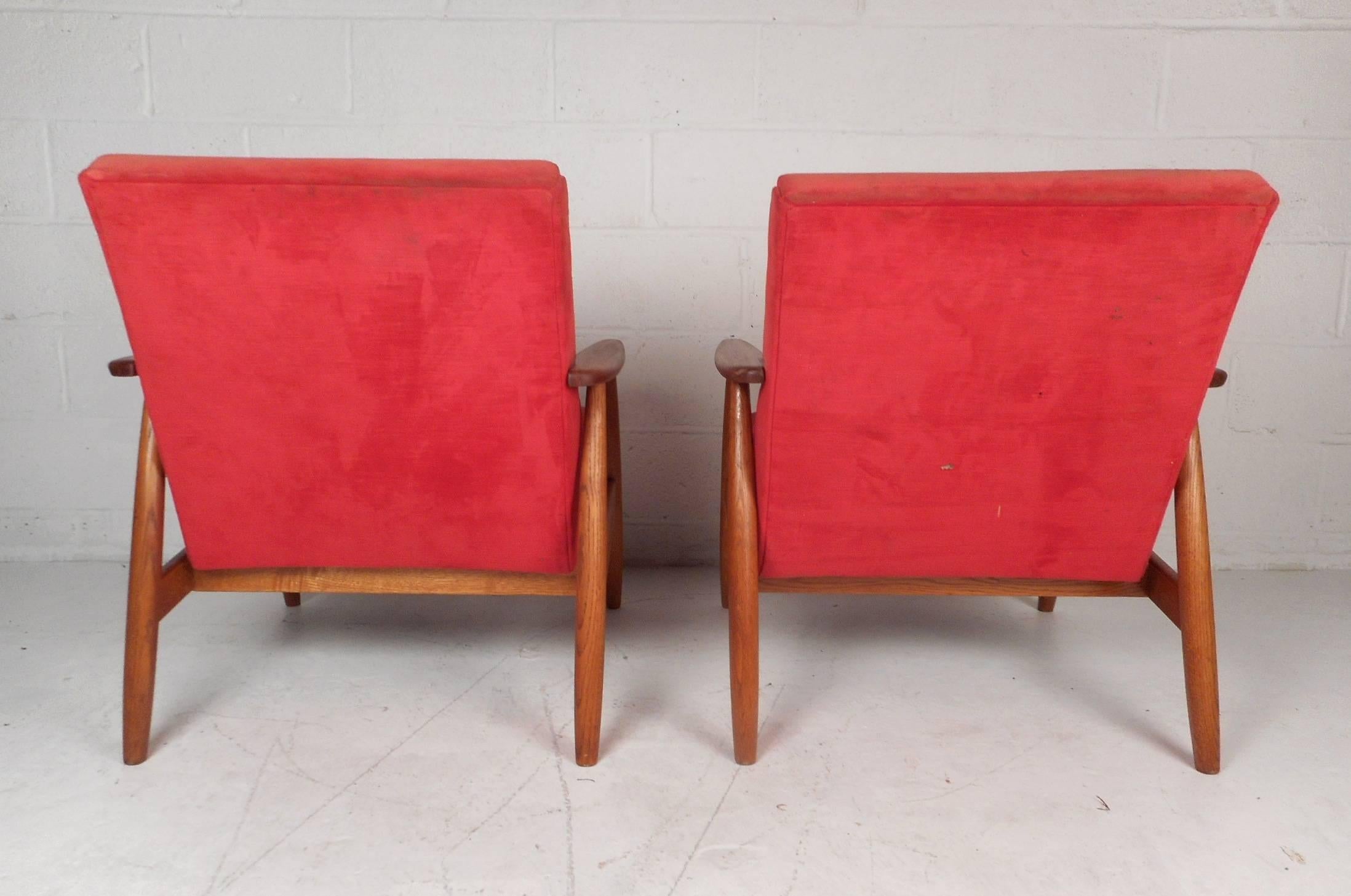 Late 20th Century Pair of Vintage Modern Lounge Chairs