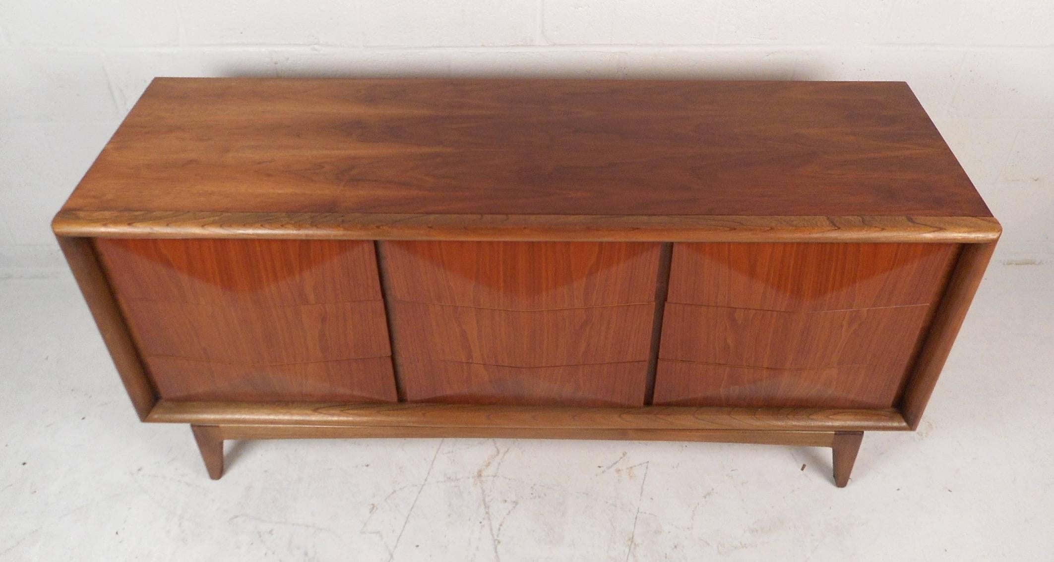 Small Mid-Century Modern Dresser in the Style of Vladimir Kagan In Good Condition In Brooklyn, NY