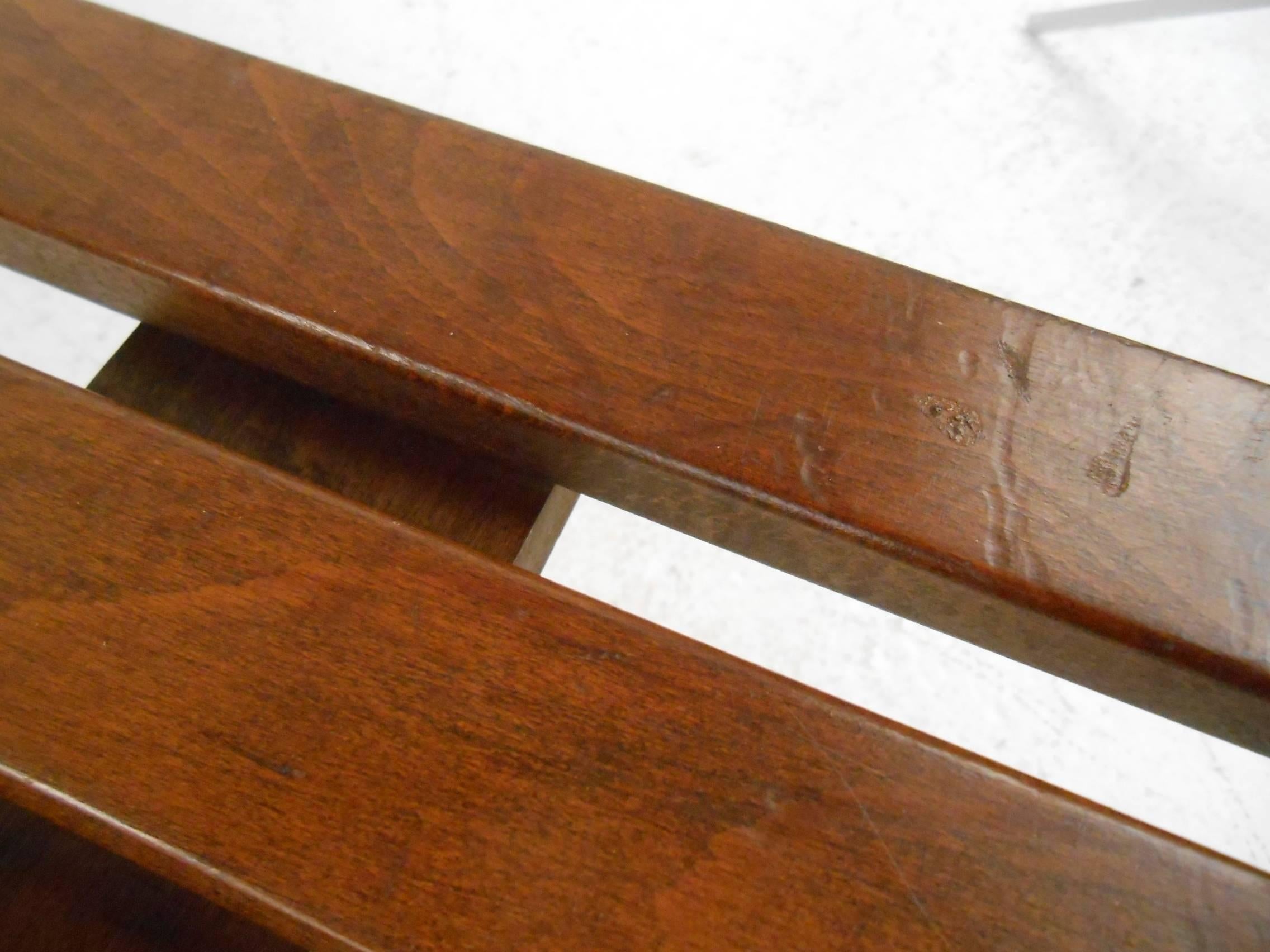 Mid-Century Modern Walnut Slat Bench In Good Condition For Sale In Brooklyn, NY