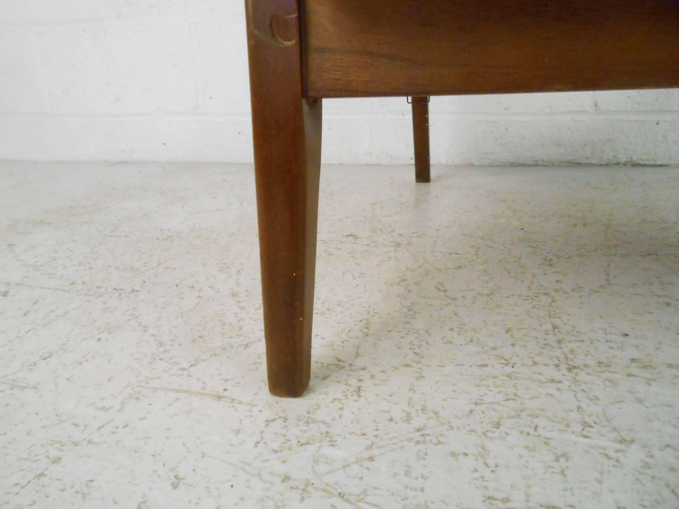 Imitation cuir Chaise d'appoint unique à dossier baril, moderne du milieu du siècle dernier en vente