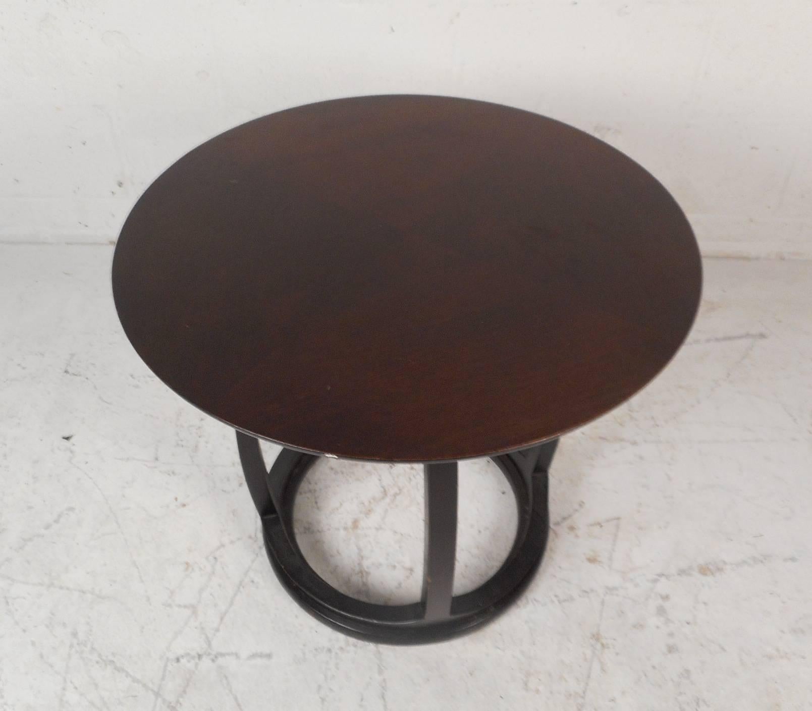 Mid-Century Modern End Table by John Stuart In Good Condition For Sale In Brooklyn, NY