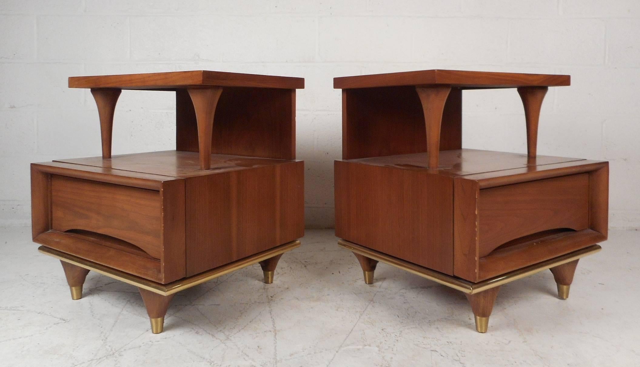 Pair of Mid-Century Modern Sculptural Walnut Nightstands In Good Condition In Brooklyn, NY