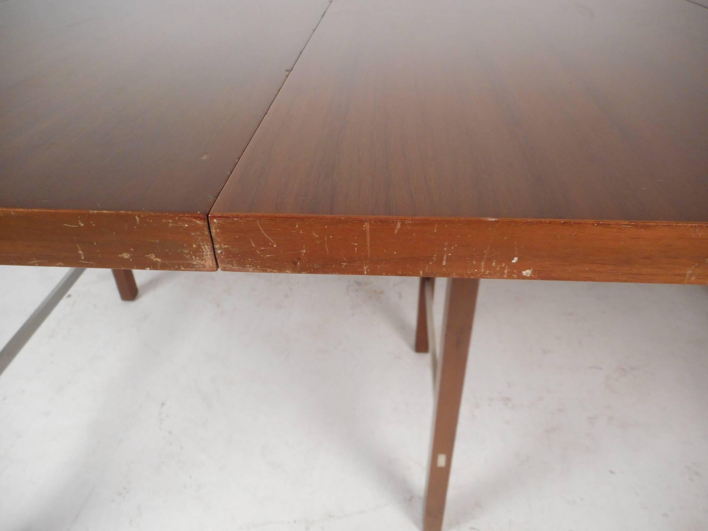 Mid-Century Modern Expandable Drop-Leaf Dining Table by Paul McCobb In Good Condition For Sale In Brooklyn, NY