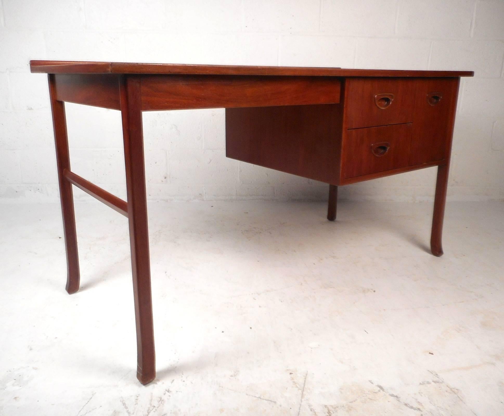 Mid-Century Modern Danish Teak Desk In Good Condition For Sale In Brooklyn, NY