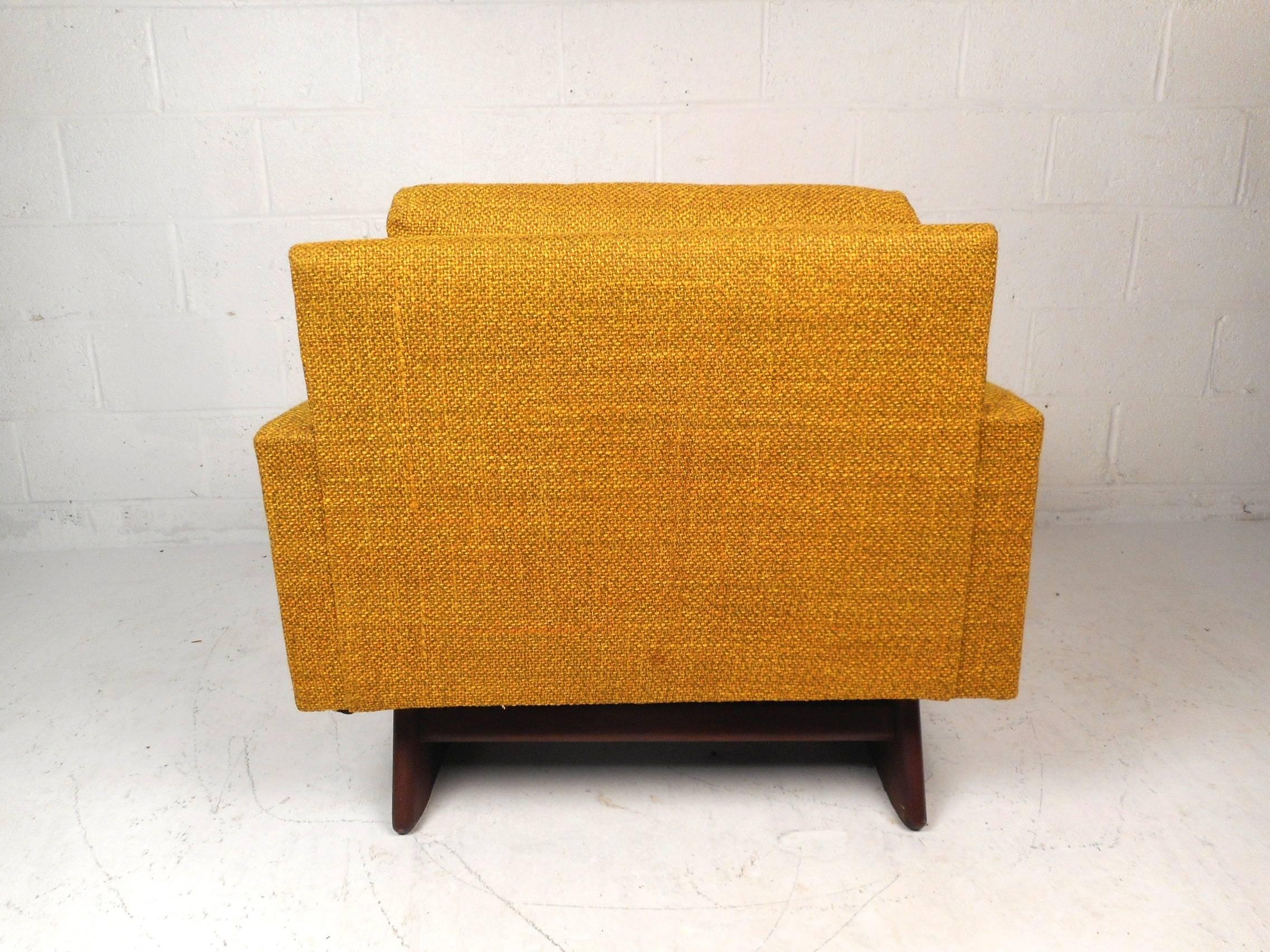 Upholstery Mid-Century Modern Lounge Chair in the Style of Adrian Pearsall For Sale