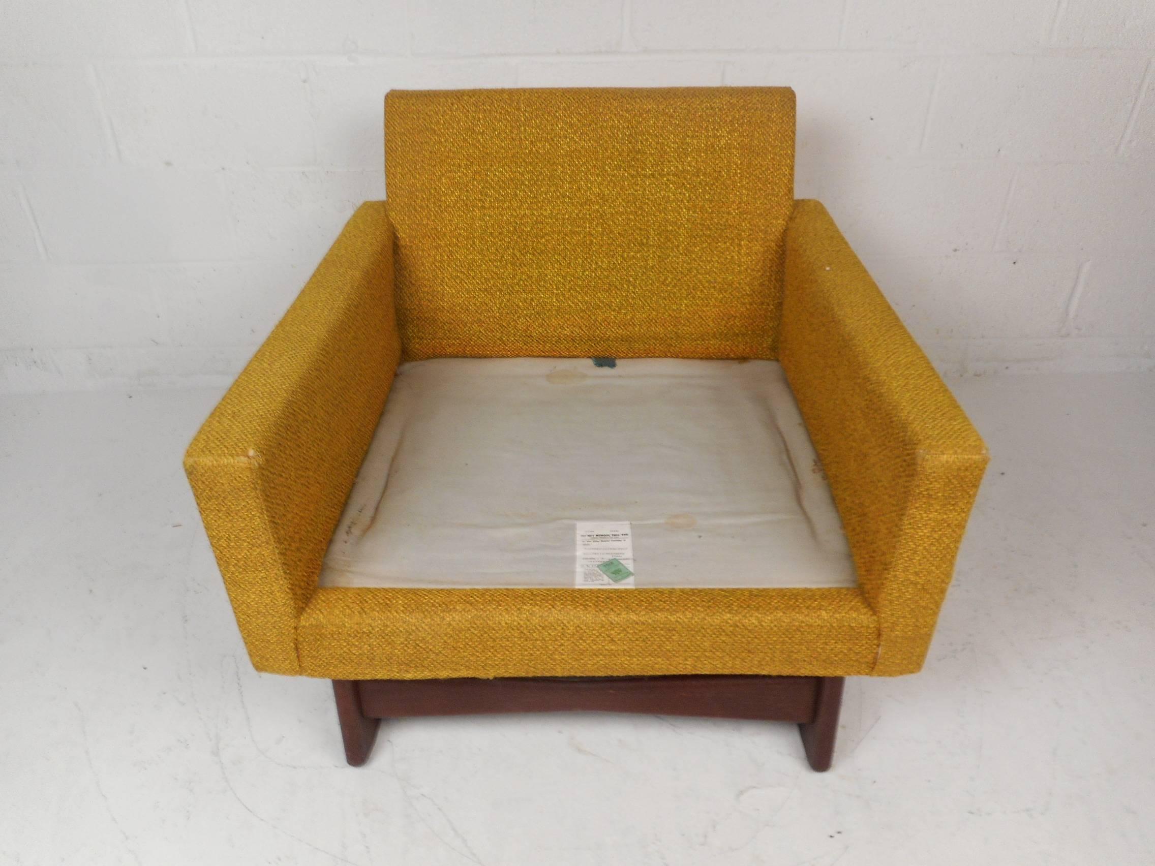 Mid-Century Modern Lounge Chair in the Style of Adrian Pearsall For Sale 1