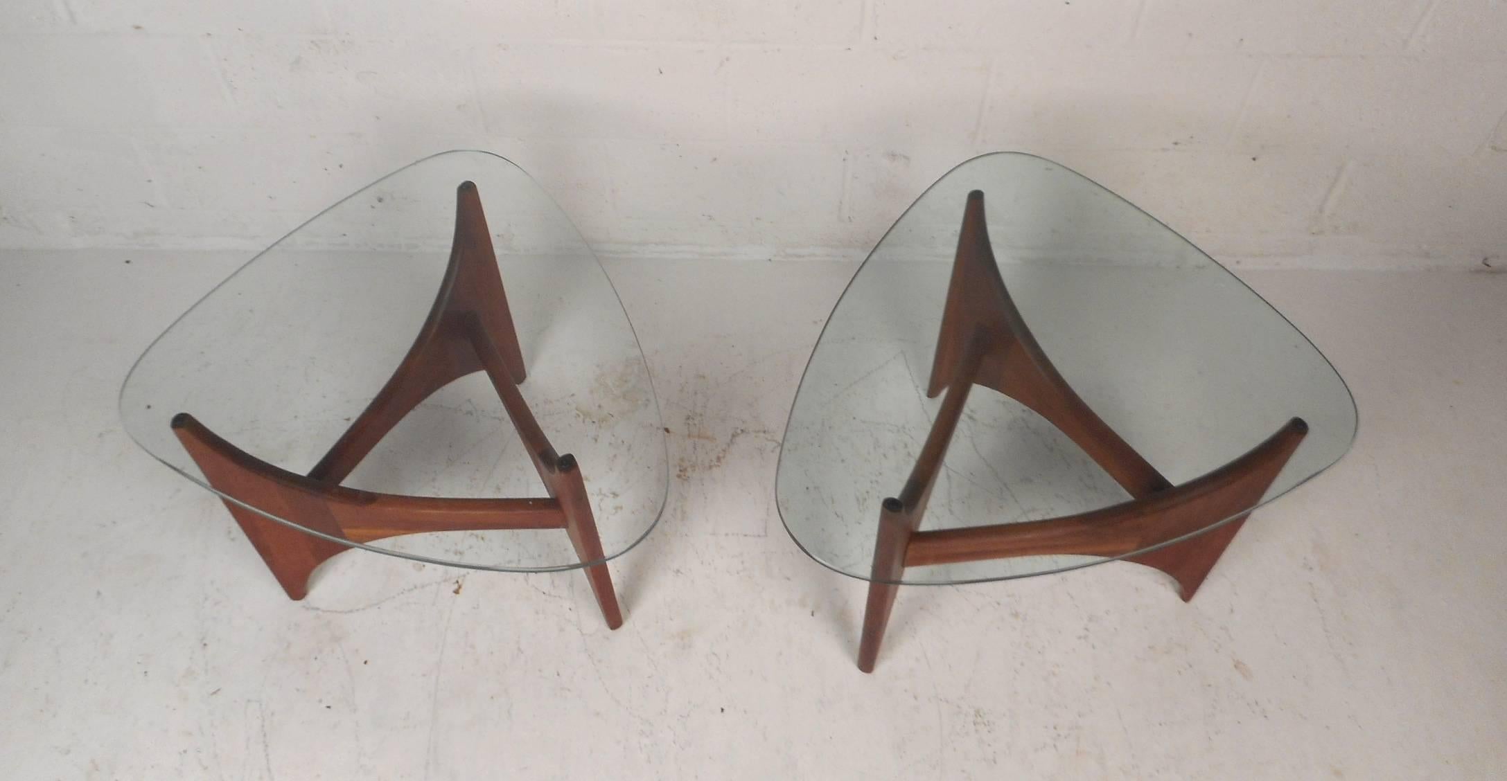 Pair of Mid-Century Modern Triangular End Tables by Adrian Pearsall In Good Condition In Brooklyn, NY