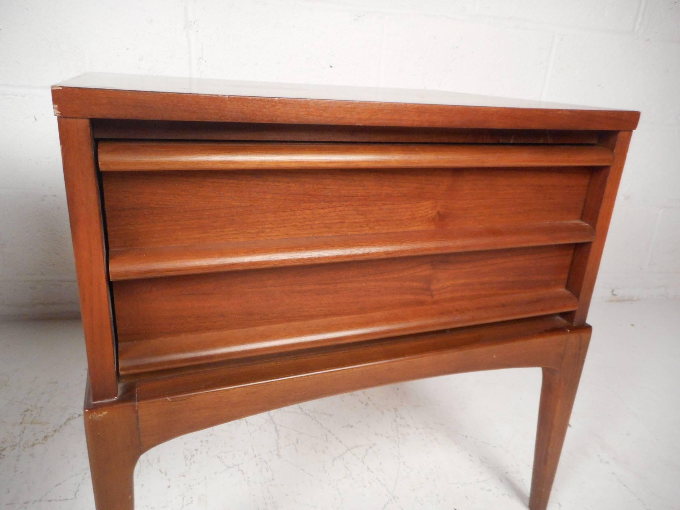 Pair of Mid-Century Modern Walnut Nightstands by Lane Furniture In Good Condition In Brooklyn, NY