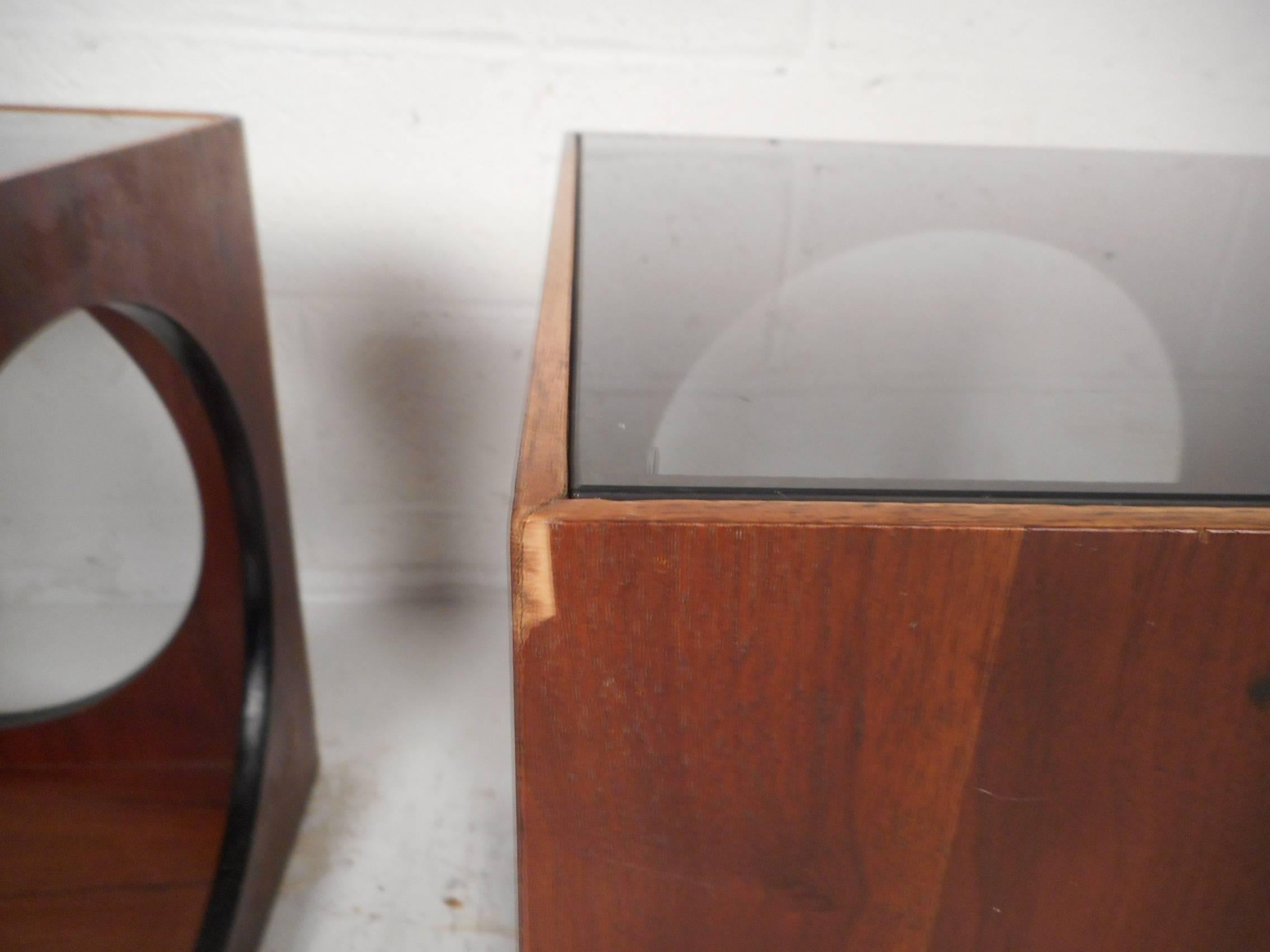 Pair of Mid-Century Modern Cube End Tables 3