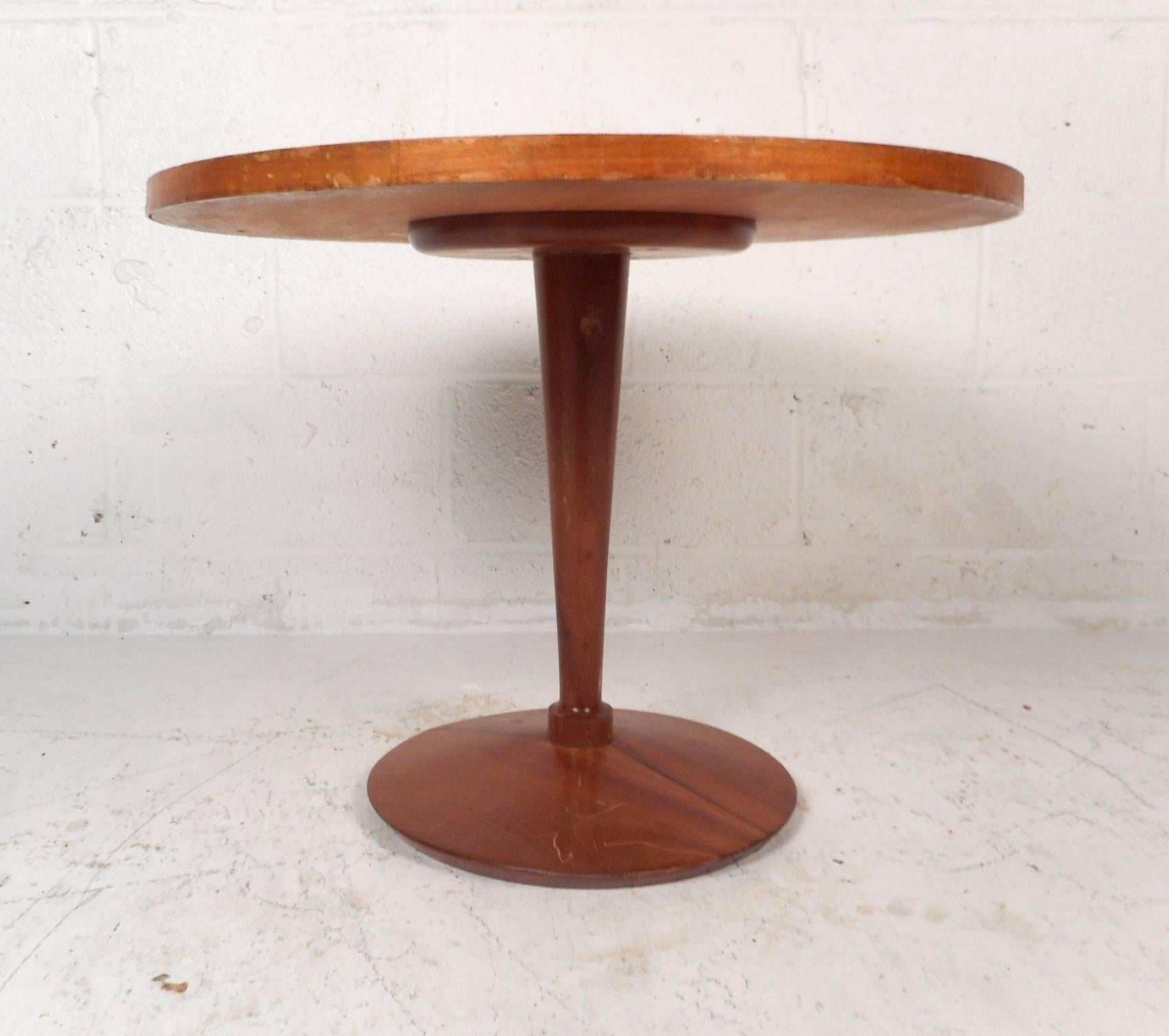 Mid-Century Modern Table d'extrémité ronde unique de style mi-siècle moderne en vente