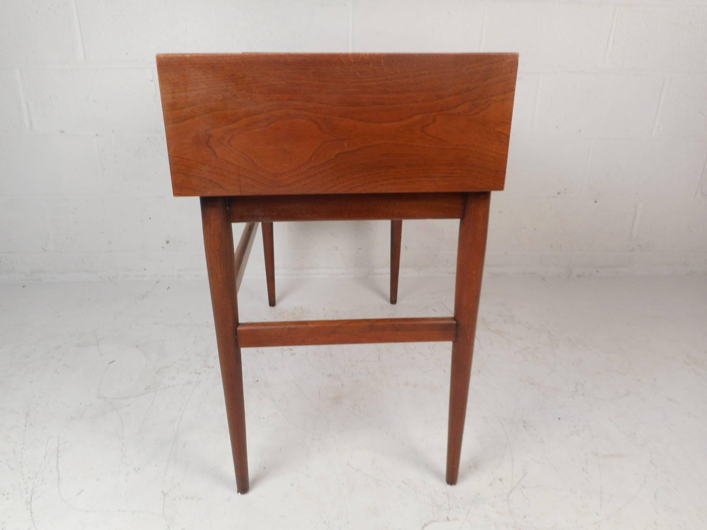Small Mid-Century Modern Desk or Vanity by American of Martinsville In Good Condition In Brooklyn, NY