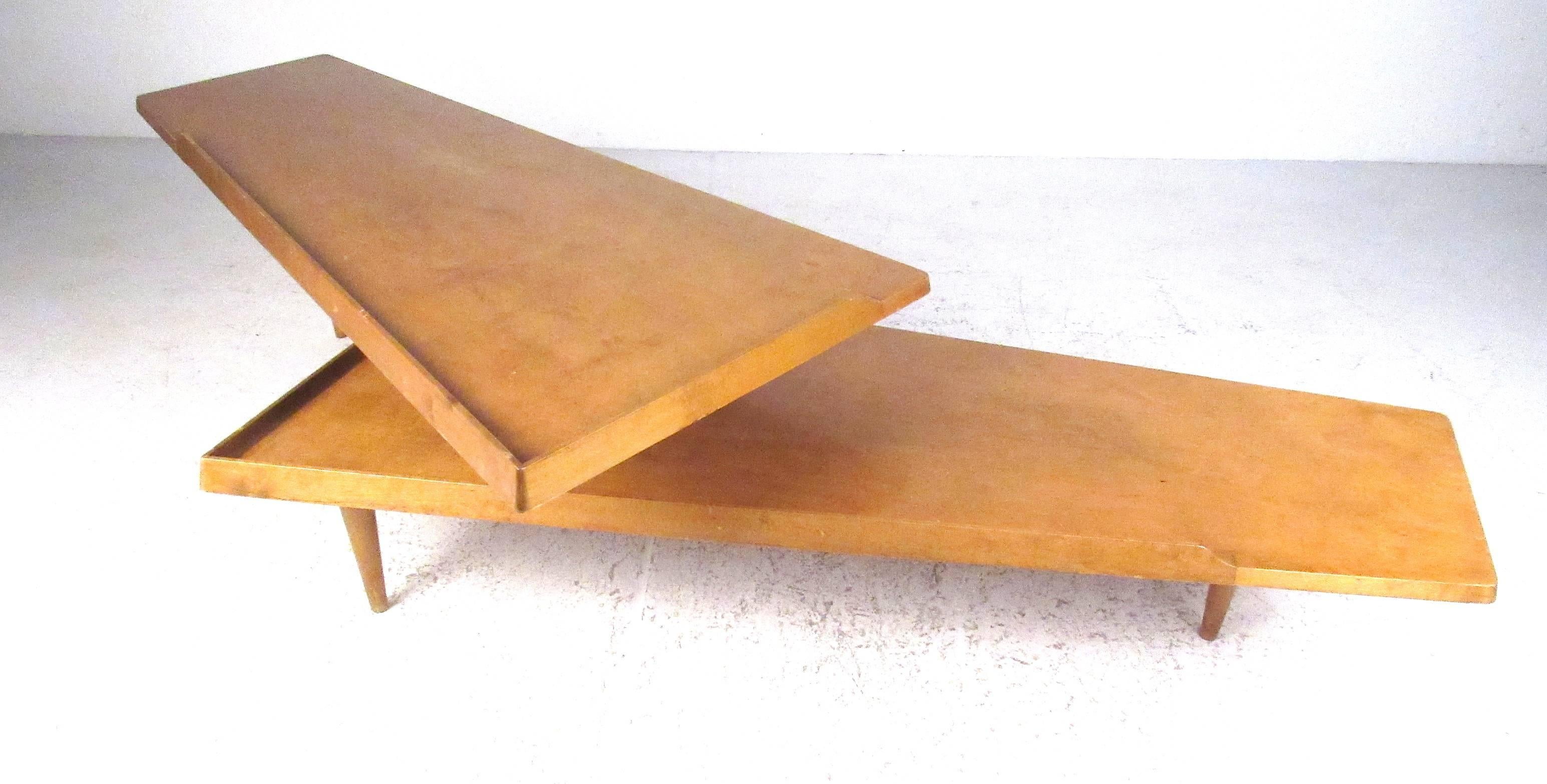 Mid-Century Modern Table basse pivotante de style Midcentury en vente