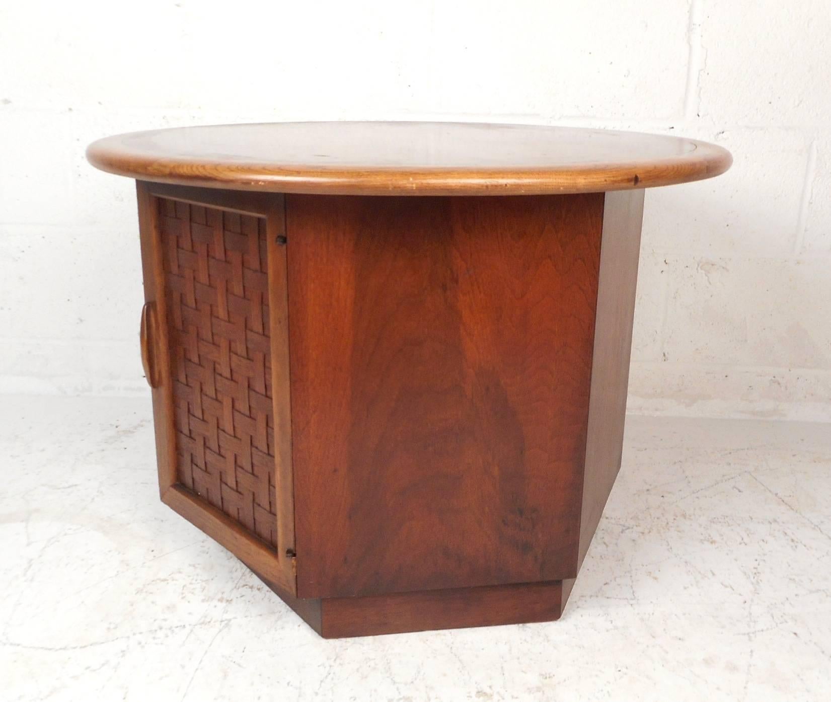 Round Mid-Century Modern End Table by Lane Furniture In Good Condition In Brooklyn, NY