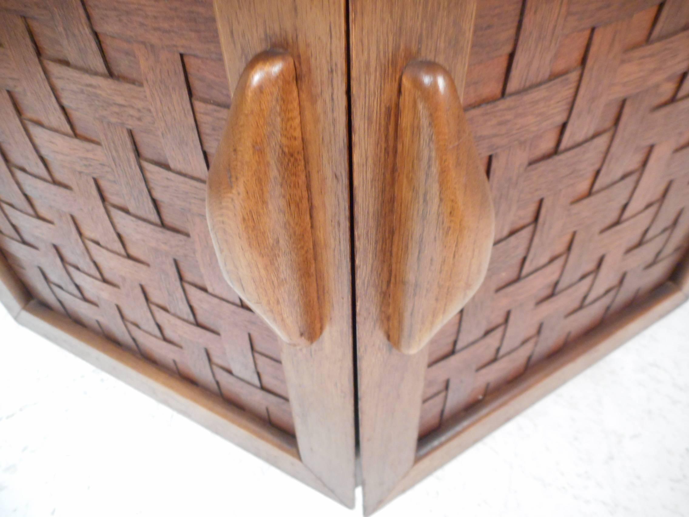 Oak Round Mid-Century Modern End Table by Lane Furniture