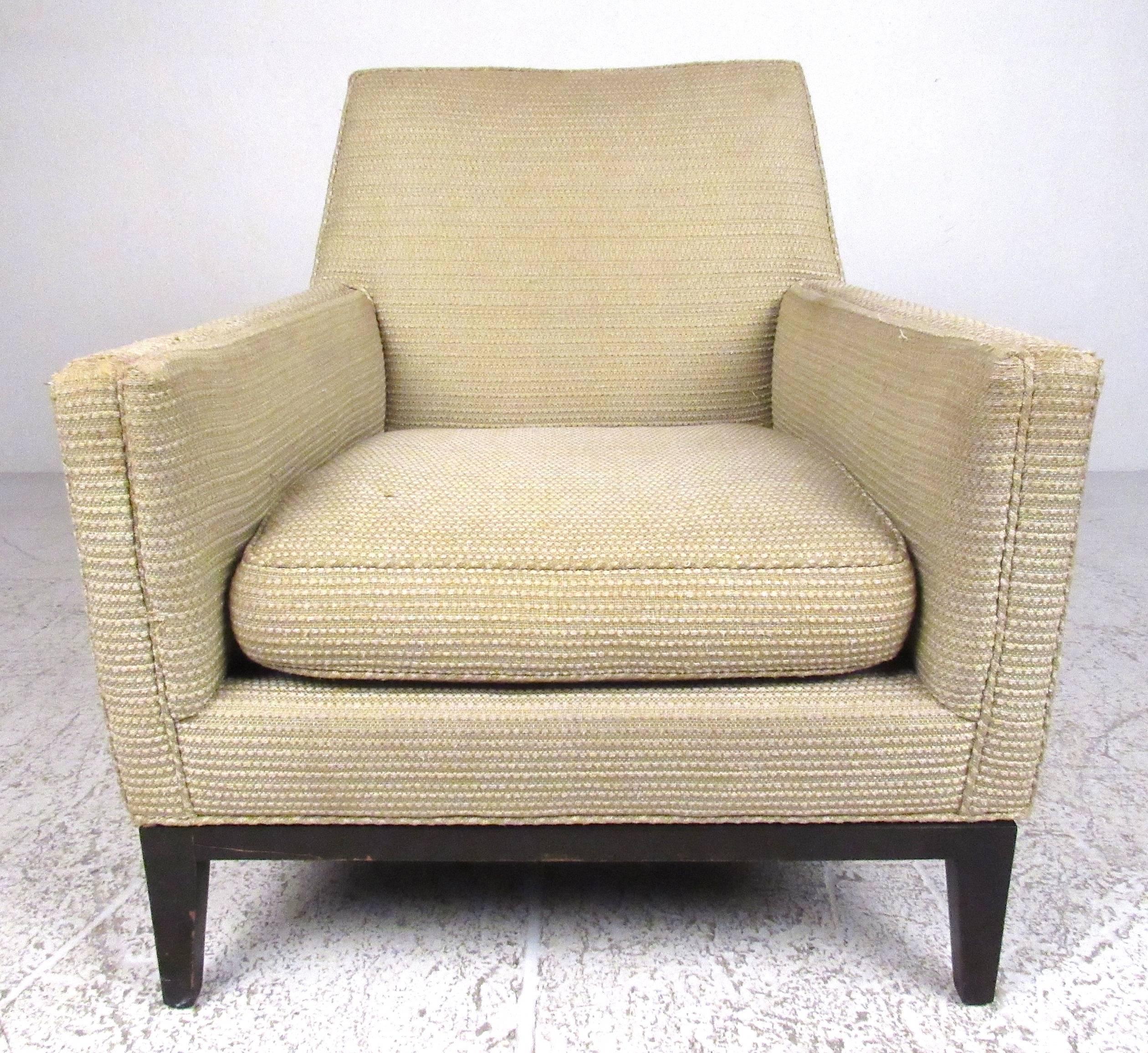 Classic Edward Wormley for Dunbar lounge chair, circa 1968.
Please confirm item location (NY or NJ) with dealer.
 