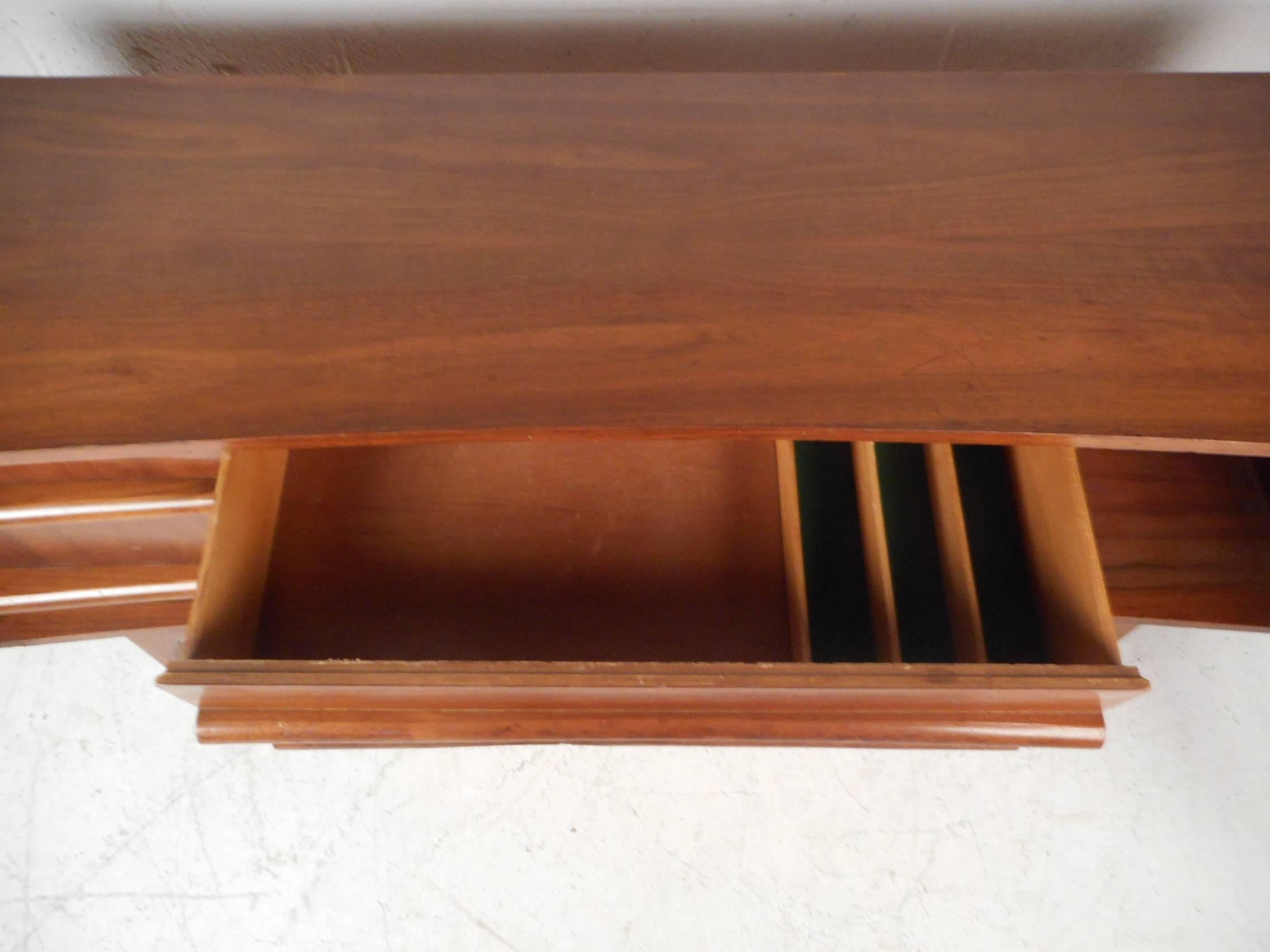 Mid-Century Modern Walnut Curved Front Low In Good Condition In Brooklyn, NY