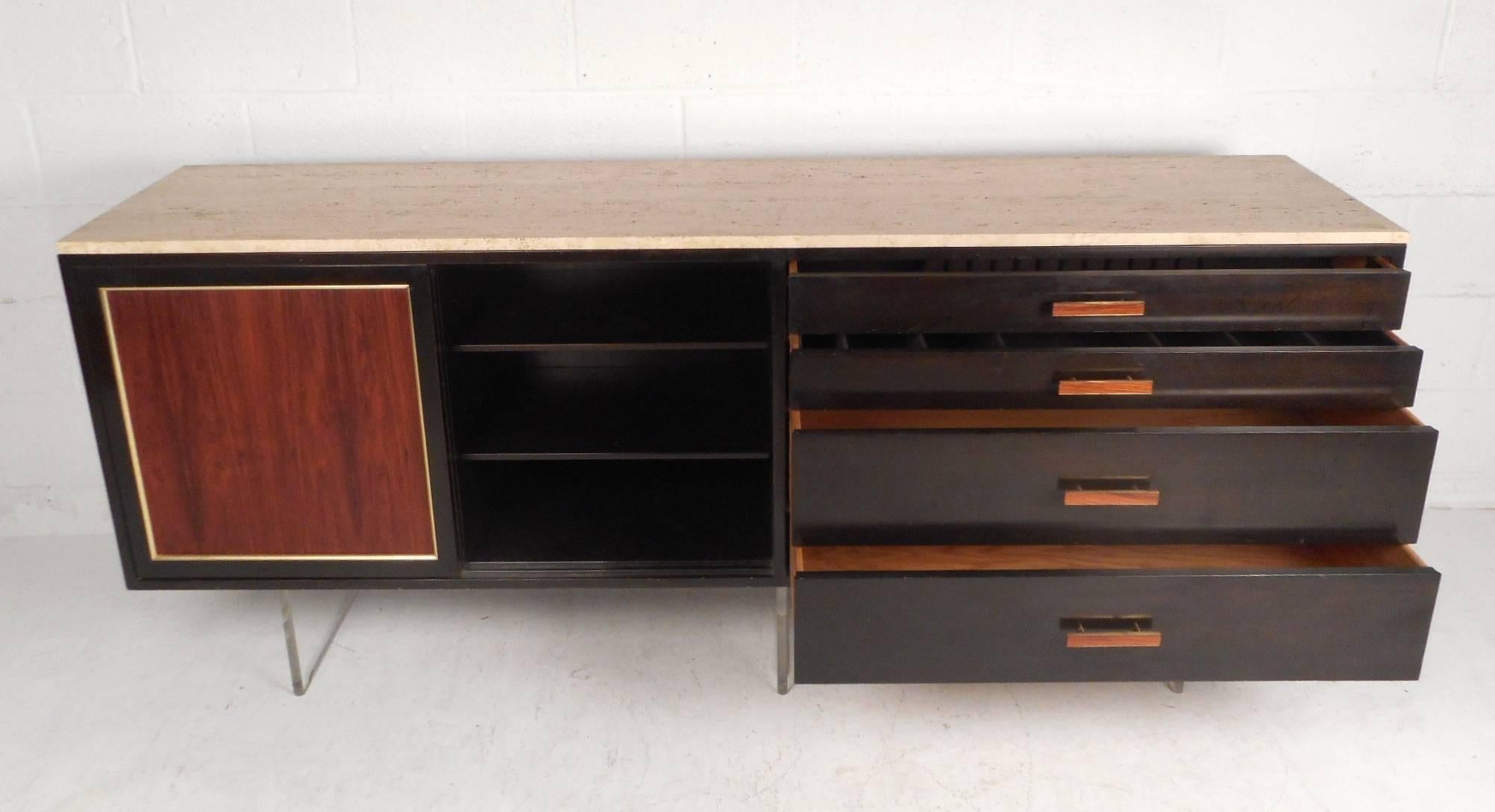 Squisita credenza moderna di metà secolo con piano in marmo di Harvey Probber In condizioni buone in vendita a Brooklyn, NY