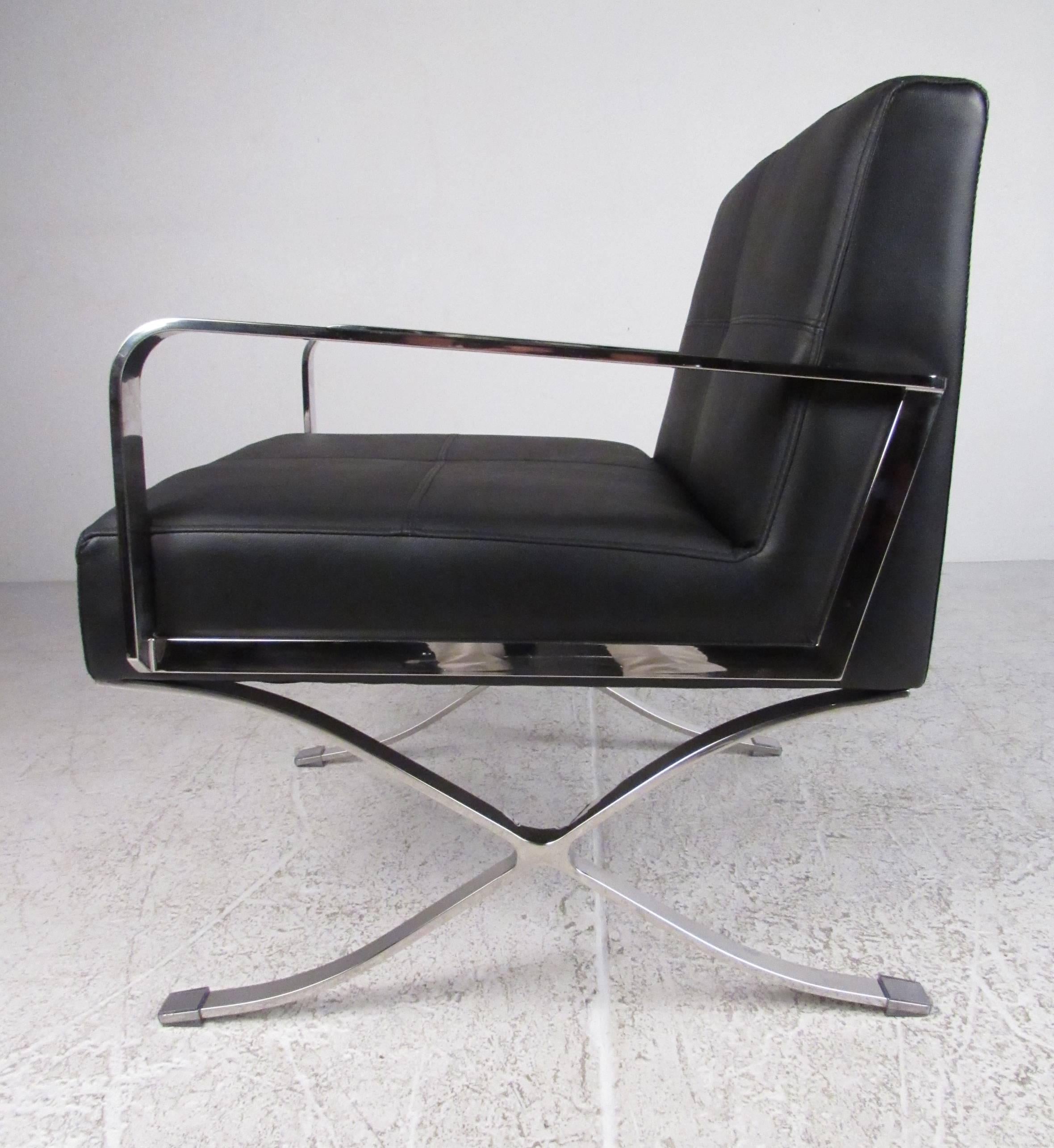Pair of Modern Chrome and Vinyl Lounge Chairs In Excellent Condition In Brooklyn, NY