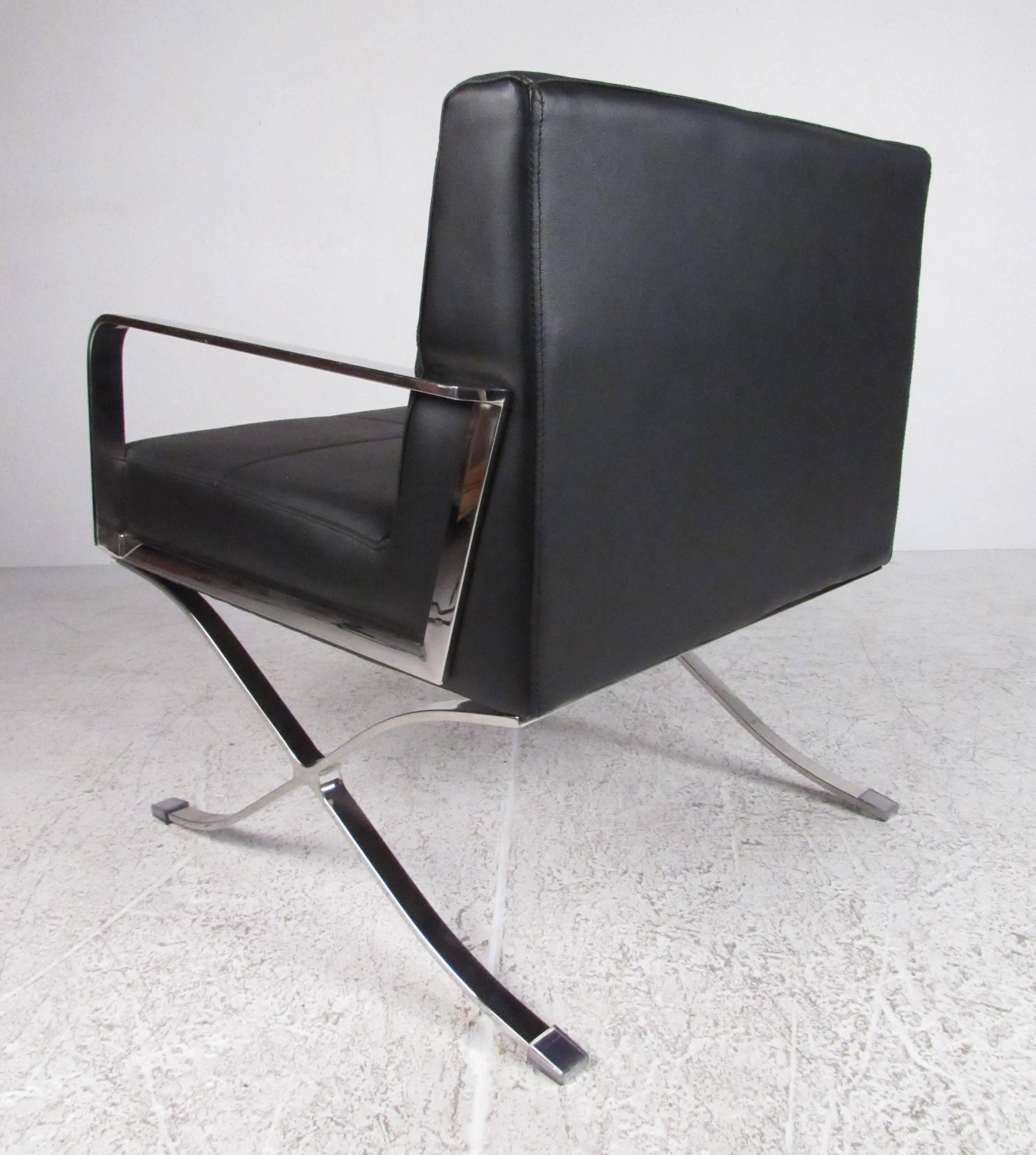 Contemporary Pair of Modern Chrome and Vinyl Lounge Chairs