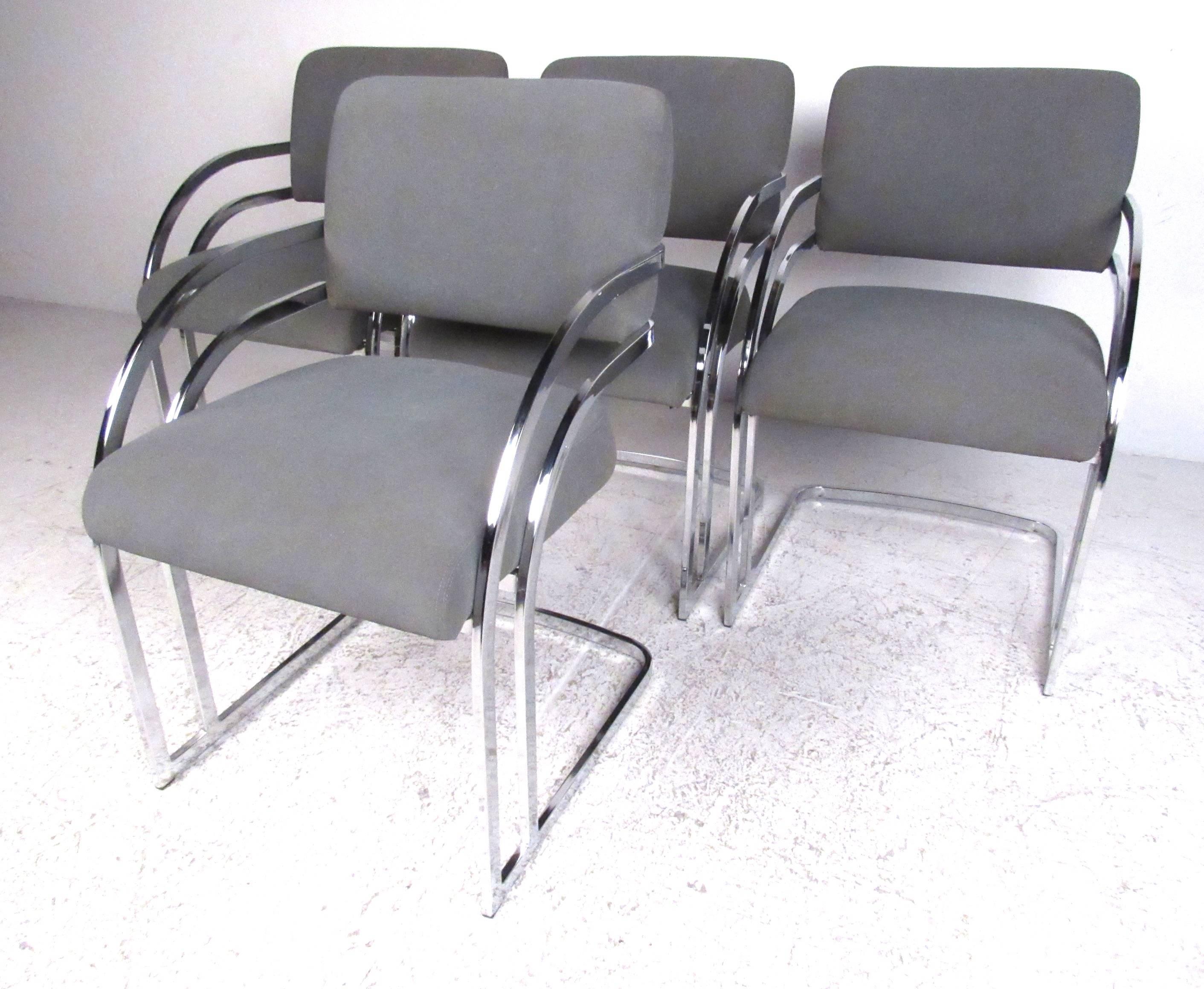 Satz von vier Esstischsesseln von Contemporary Shells Inc. aus Hempstead NY mit verchromten Gestellen und tiefgrauer Wollfilzpolsterung. Mit ihrem stilvollen Mid-Century-Modern-Look passen diese Stühle problemlos in eine Wohn- oder Büroumgebung.
