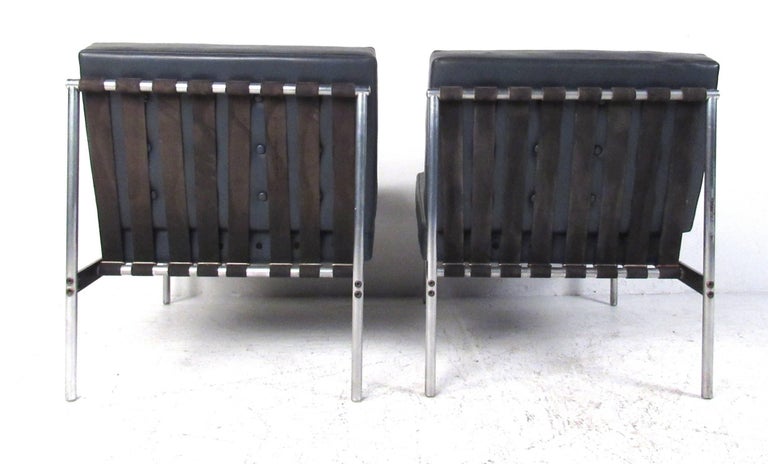 Mid-20th Century Pair of Mid-Century Modern Italian Slipper Chairs For Sale