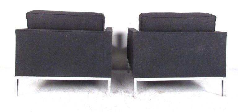 Mid-Century Modern Pair of Florence Knoll Club Chairs In Fair Condition For Sale In Brooklyn, NY