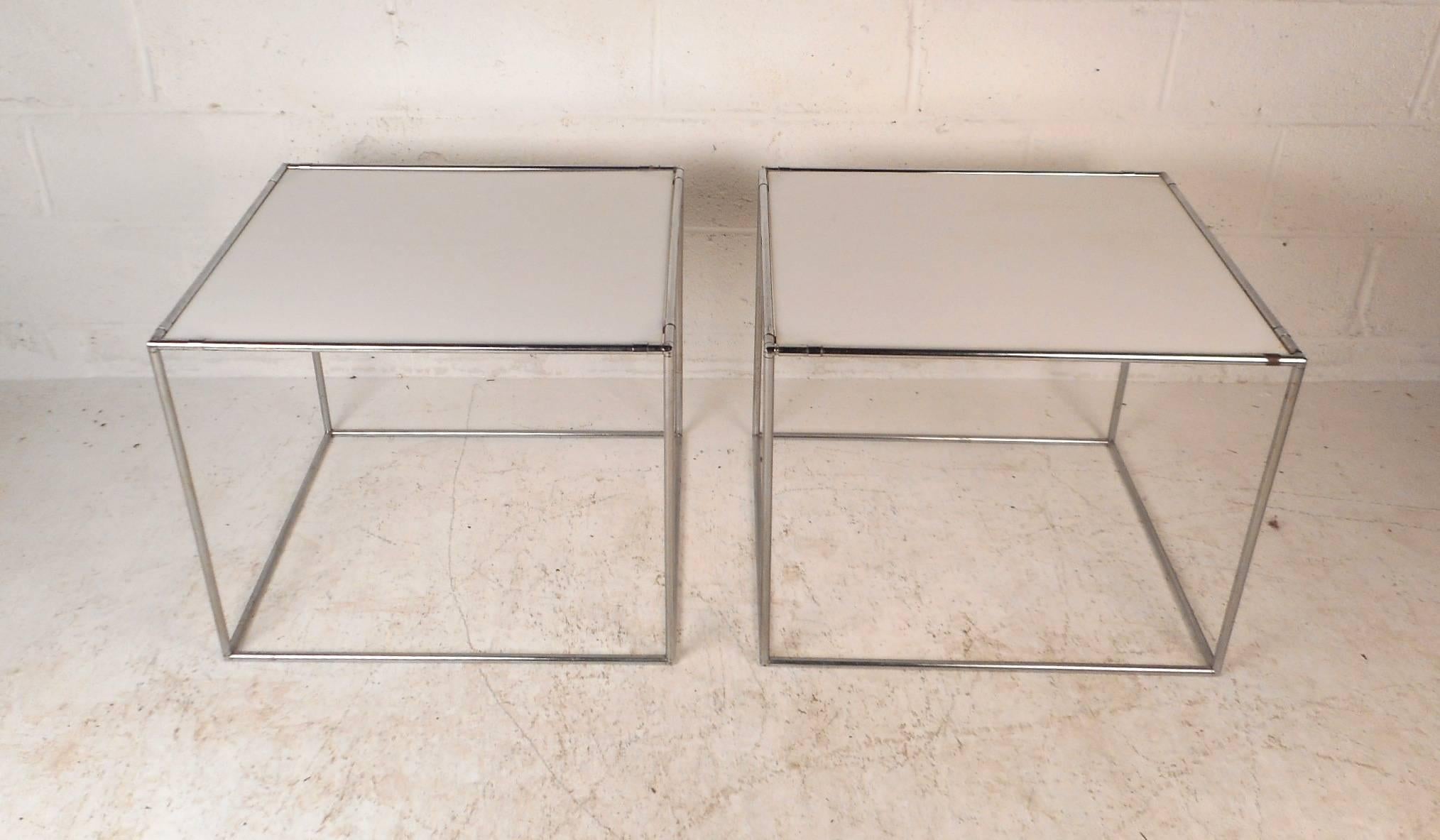 Late 20th Century Pair of Mid-Century Modern End Tables For Sale