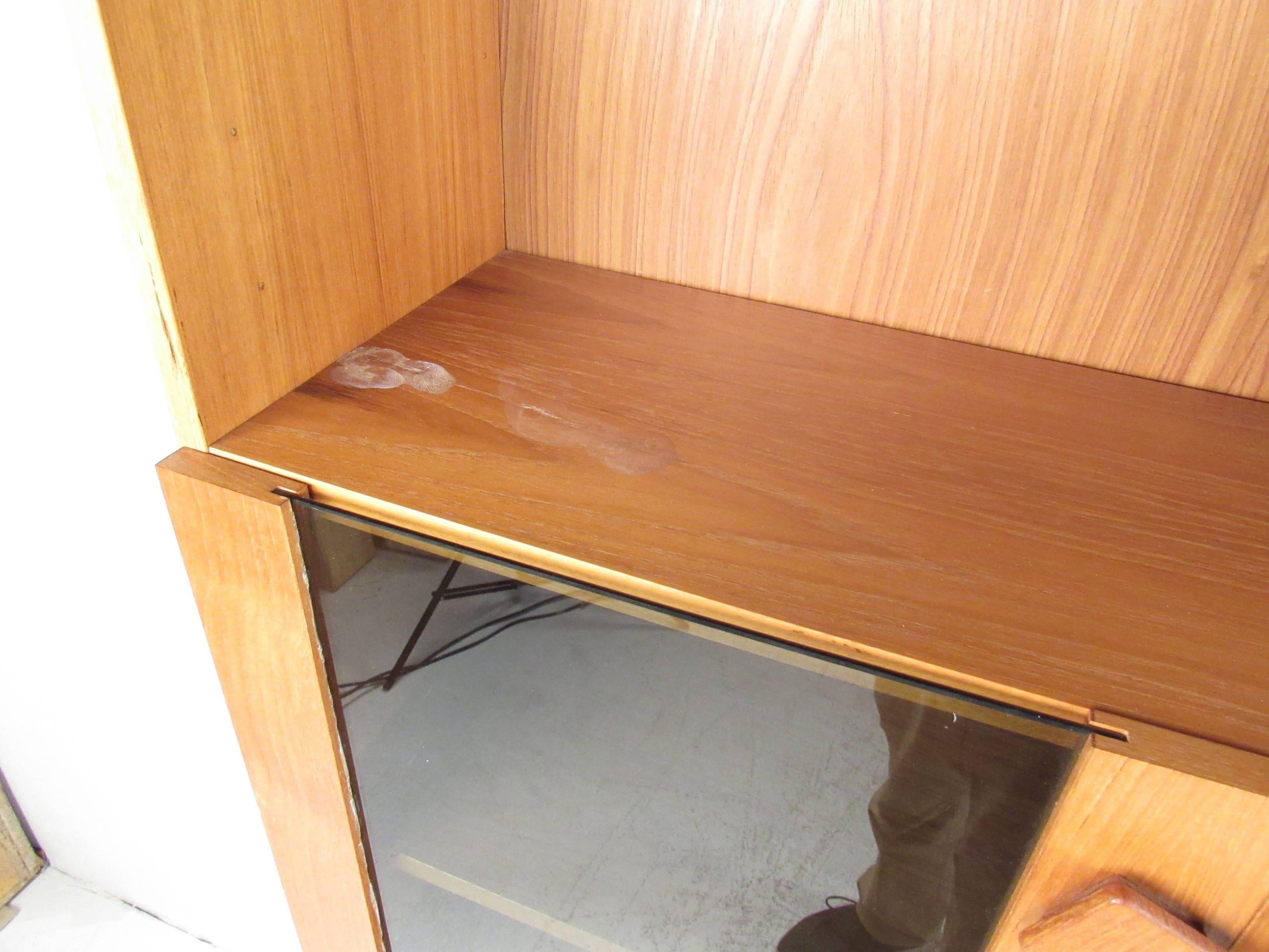 Skandinavische Moderne Wandschrank aus Teakholz  im Angebot 3