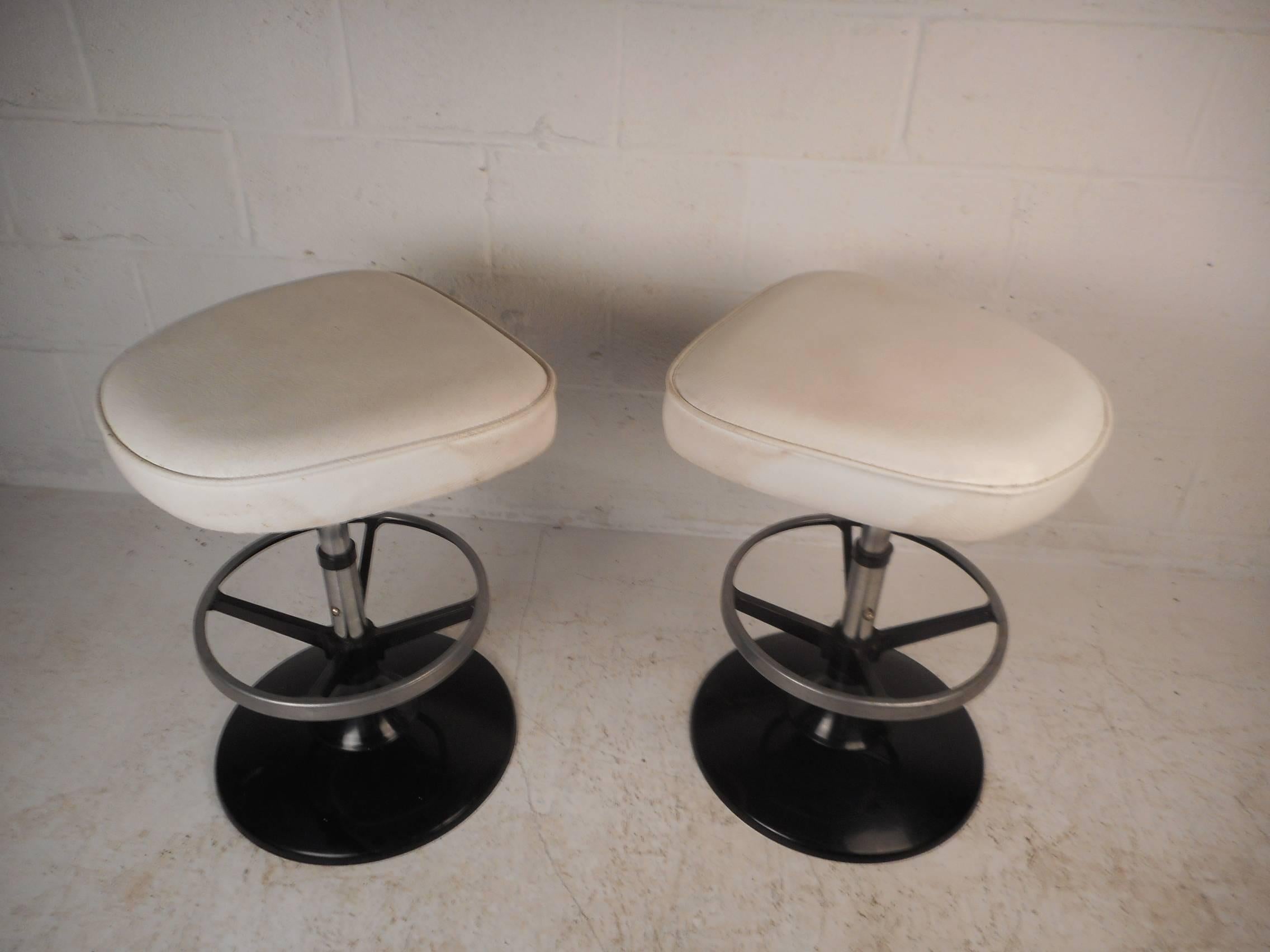 Pair of Mid-Century Modern Swivel Bar Stools In Good Condition In Brooklyn, NY