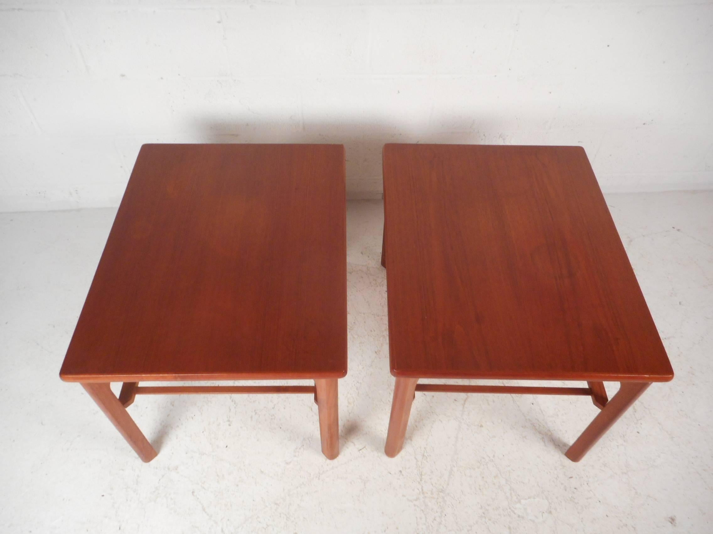 Paire de tables d'appoint danoises en teck de style mi-siècle moderne par Mobelfabrikken Toften Bon état - En vente à Brooklyn, NY