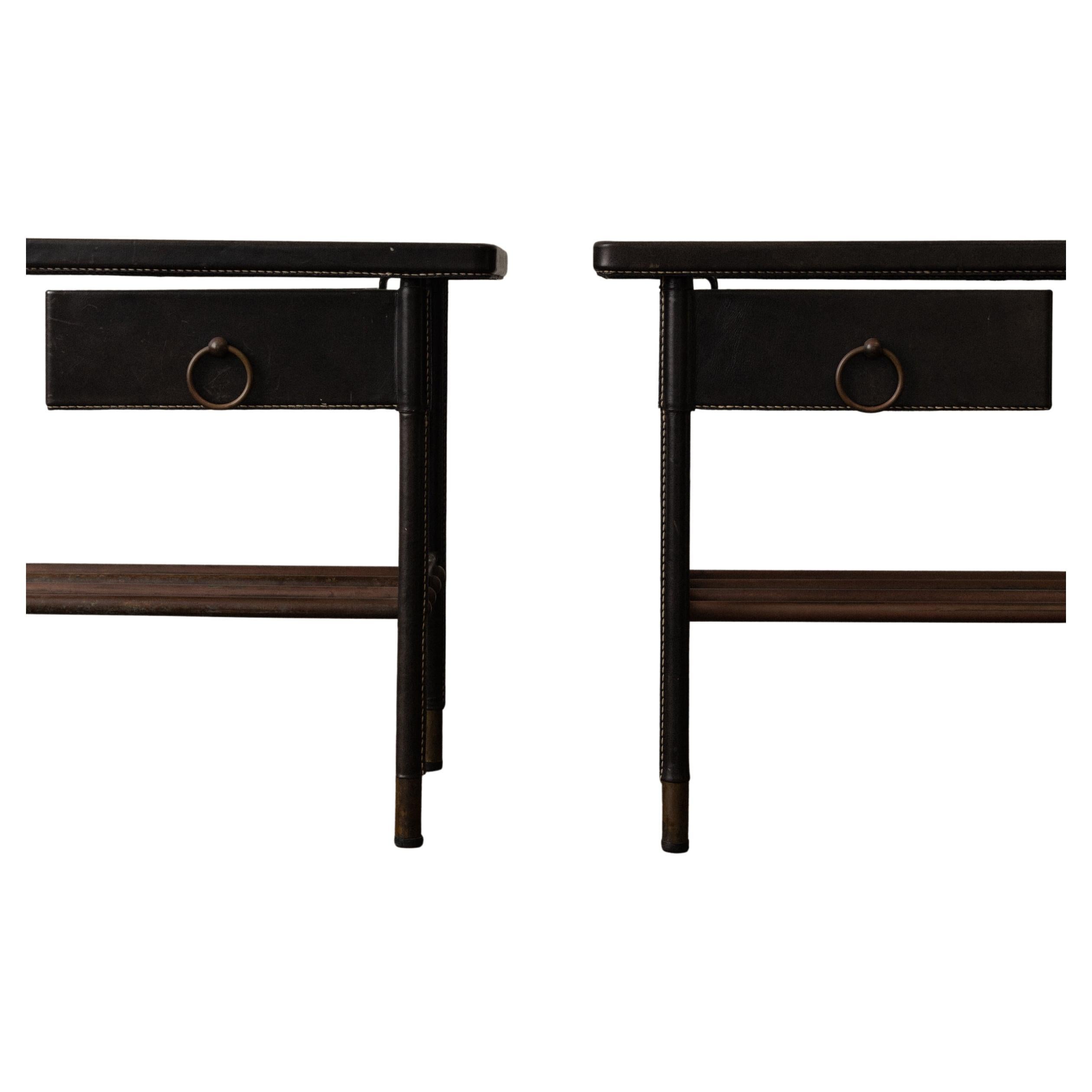 Paire de tables d'appoint en cuir et verre de Jacques Adnet en vente