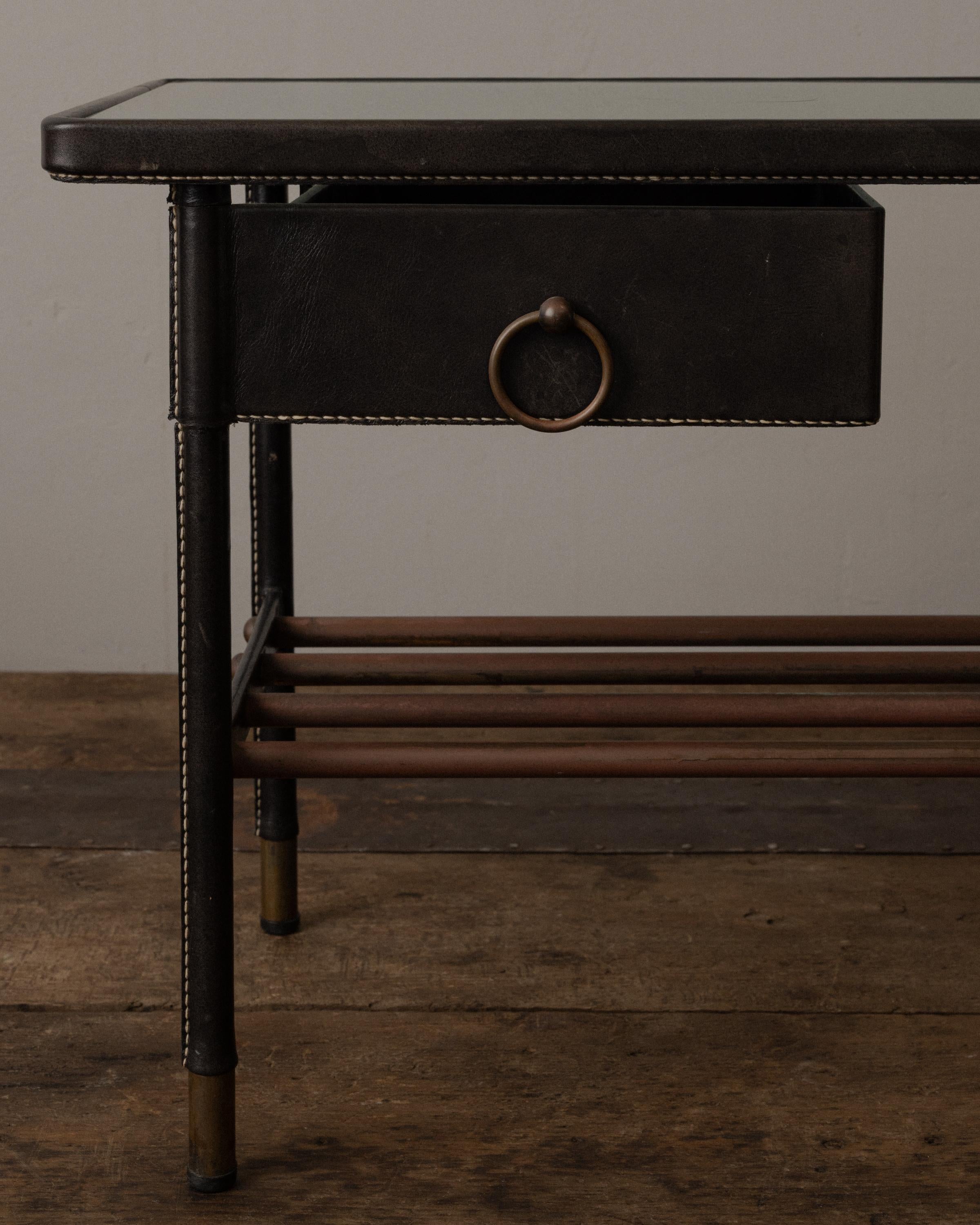 Mid-Century Modern Paire de tables d'appoint en cuir et verre de Jacques Adnet en vente