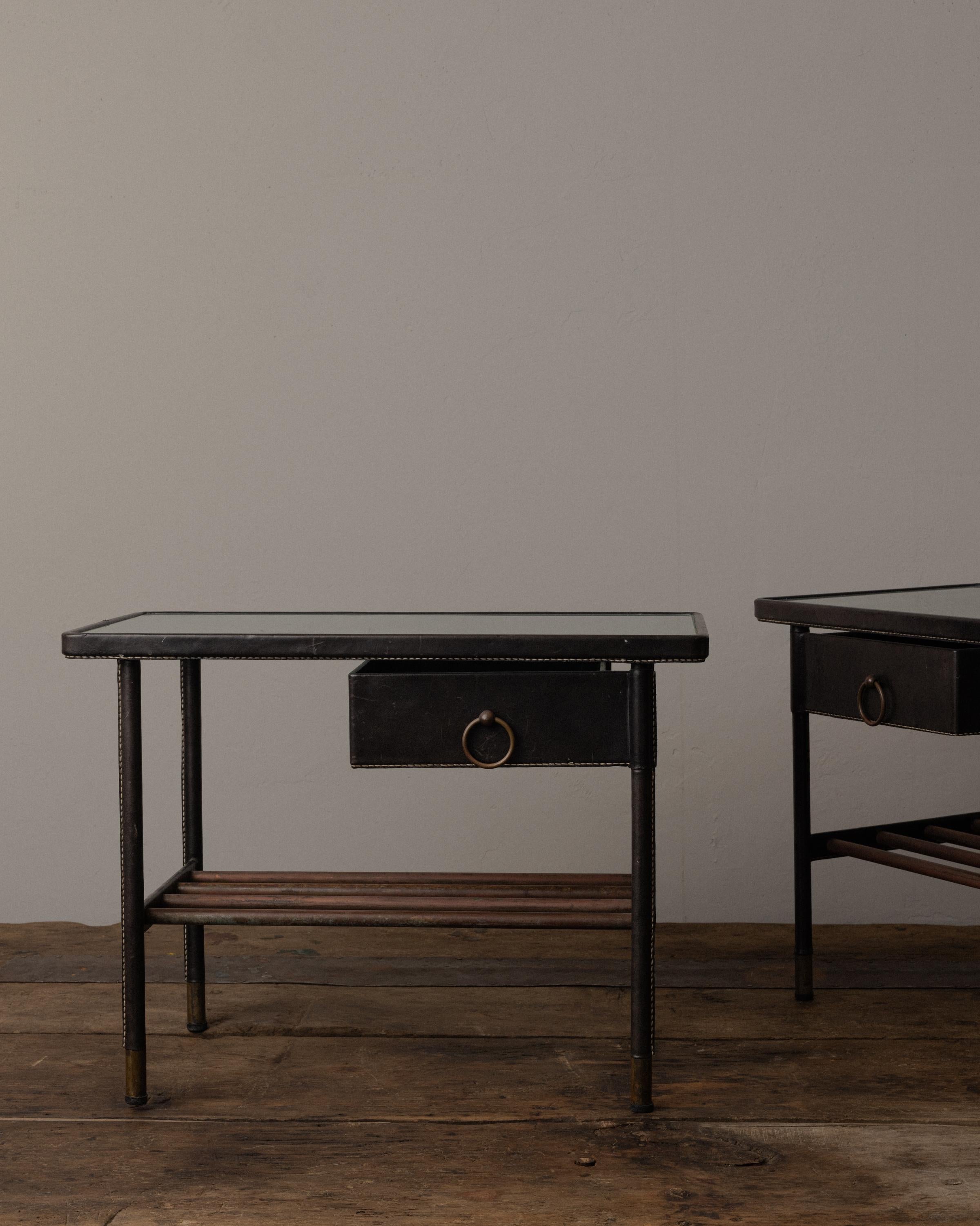 20ième siècle Paire de tables d'appoint en cuir et verre de Jacques Adnet en vente