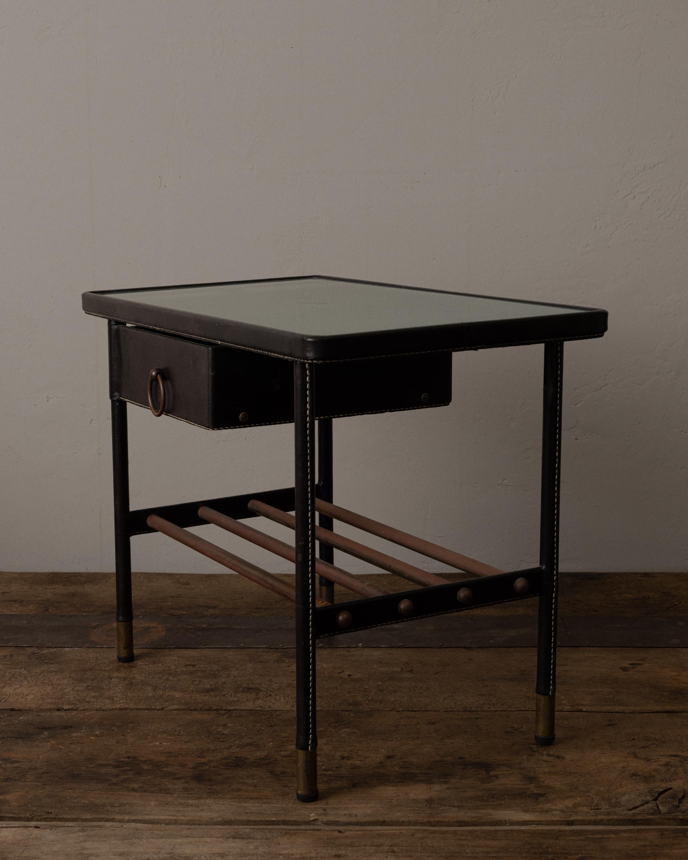 Paire de tables d'appoint en cuir et verre de Jacques Adnet Bon état - En vente à Los Angeles, CA