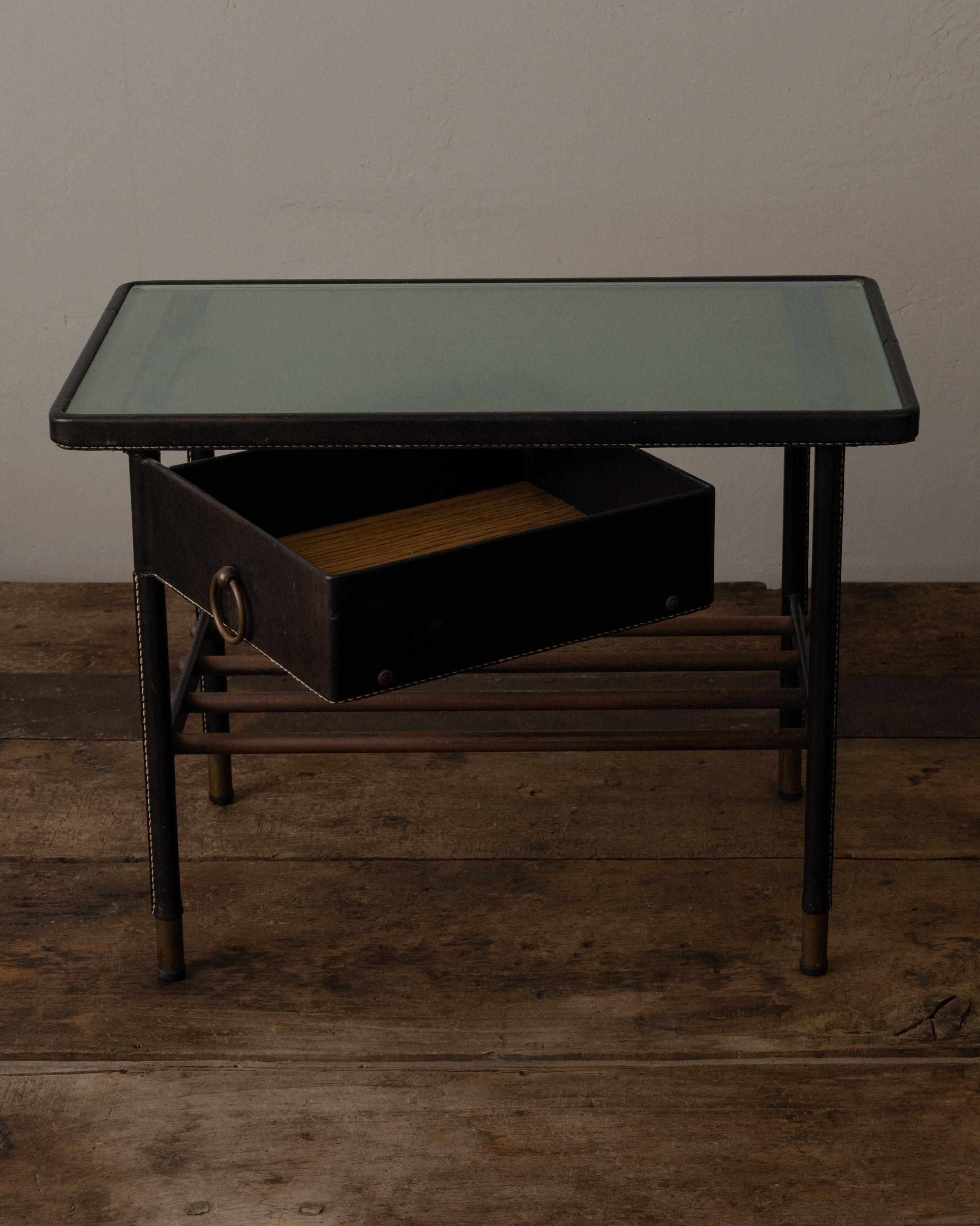 Français Paire de tables d'appoint en cuir et verre de Jacques Adnet en vente