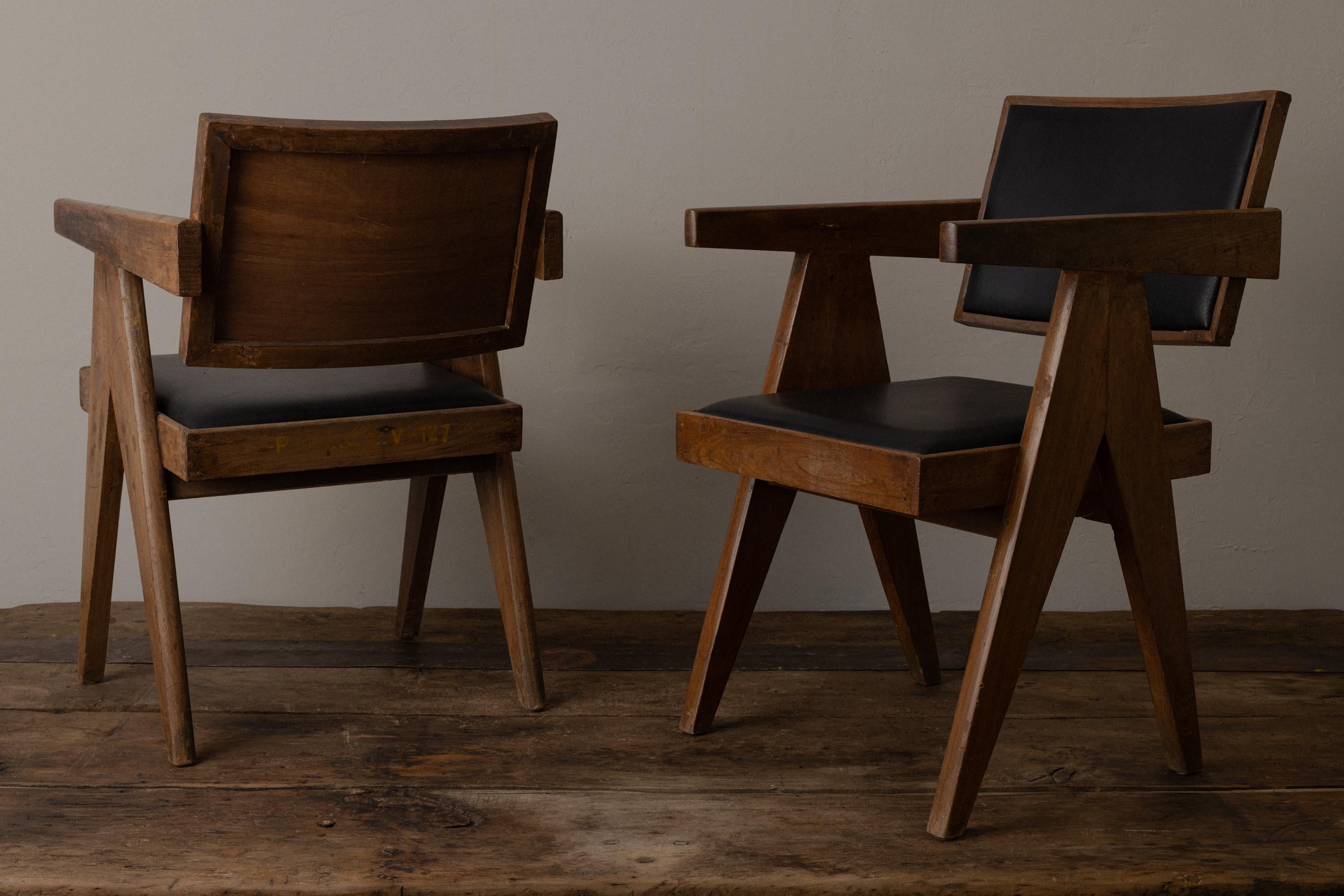 Paar Pierre Jeanneret Sessel, Model No. PJ-SI-28-A, ca. 1950er Jahre, Chandigarh (Leder) im Angebot