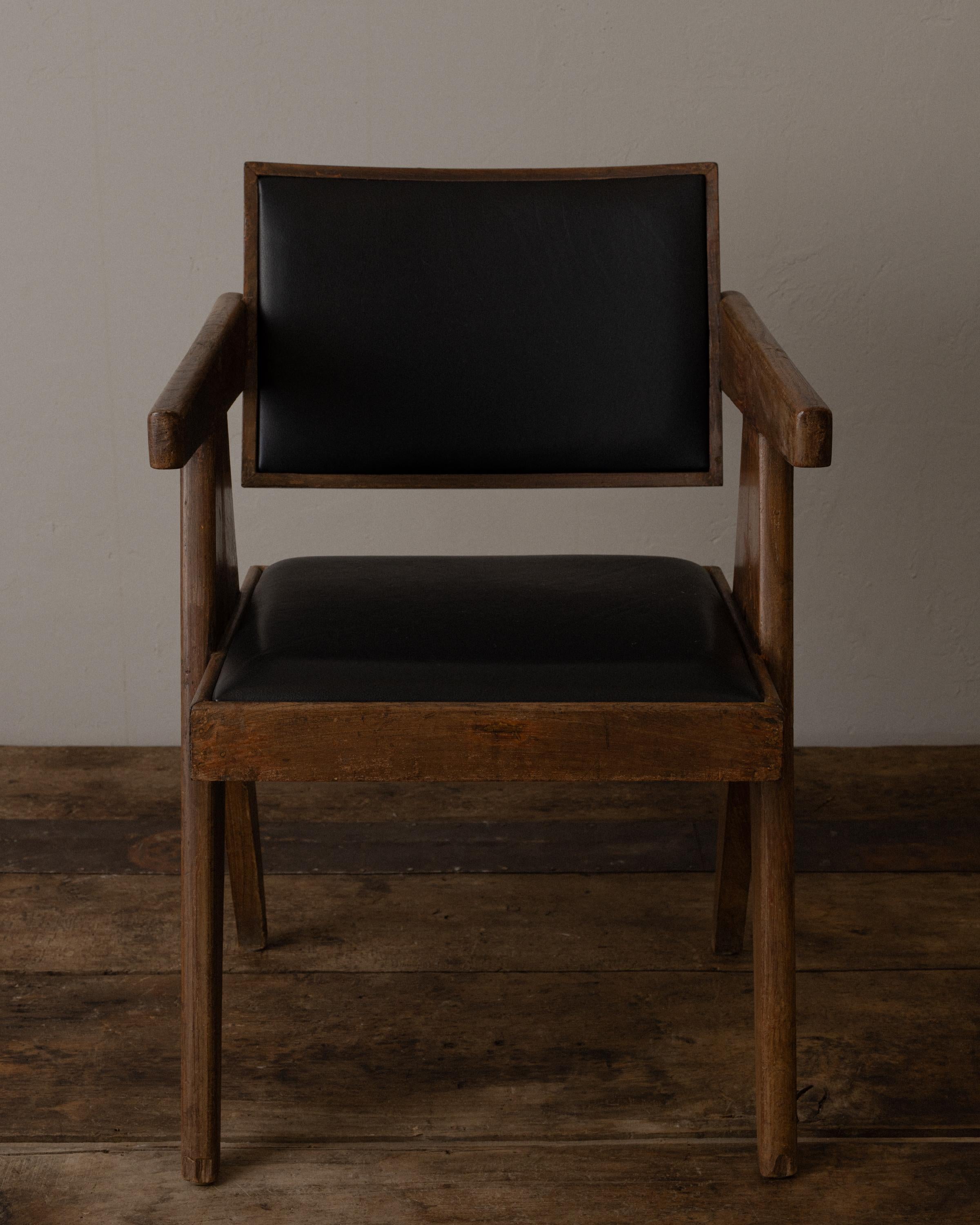 Paar Pierre Jeanneret Sessel, Model No. PJ-SI-28-A, ca. 1950er Jahre, Chandigarh im Zustand „Gut“ im Angebot in Los Angeles, CA