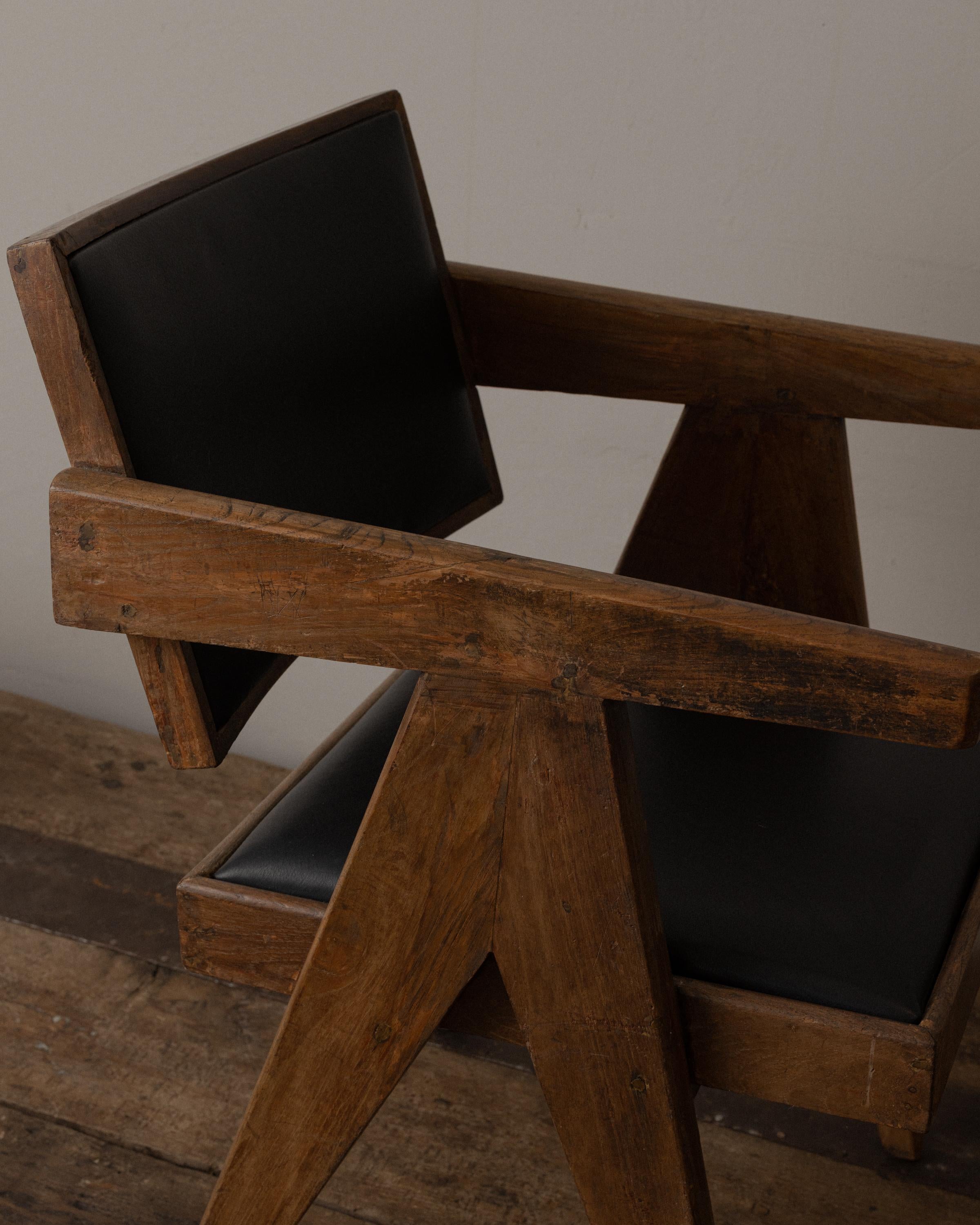 Paar Pierre Jeanneret Sessel, Model No. PJ-SI-28-A, ca. 1950er Jahre, Chandigarh (Indisch) im Angebot