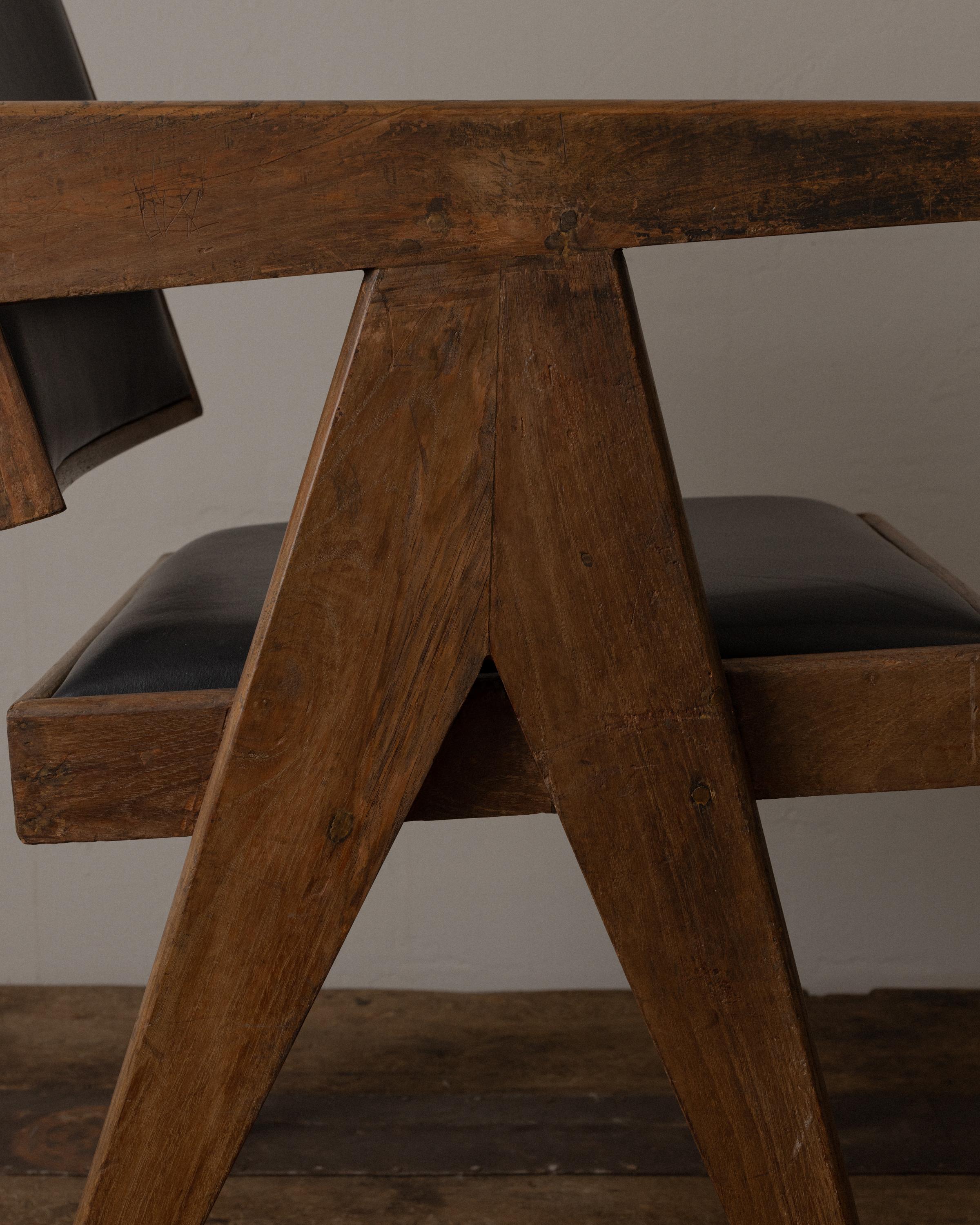 Paar Pierre Jeanneret Sessel, Model No. PJ-SI-28-A, ca. 1950er Jahre, Chandigarh (Moderne der Mitte des Jahrhunderts) im Angebot