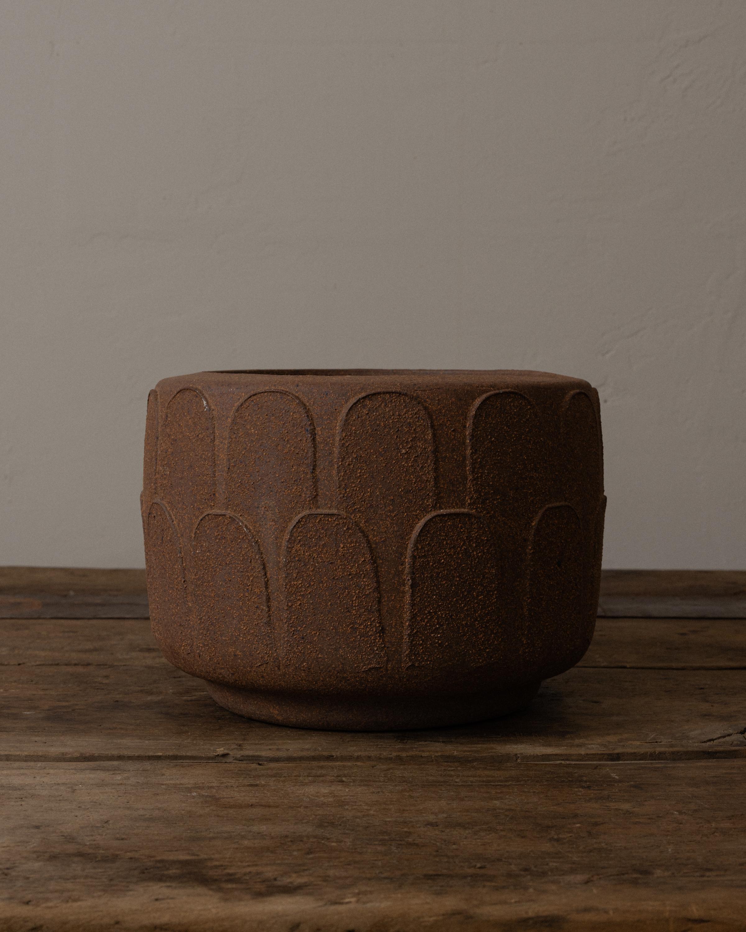 A striking example of mid-century American ceramics, this Model P-22 planter was designed by David Cressey as part of the esteemed Pro/Artisan collection for Architectural Pottery. Rendered in unglazed stoneware, the surface features Cressey’s