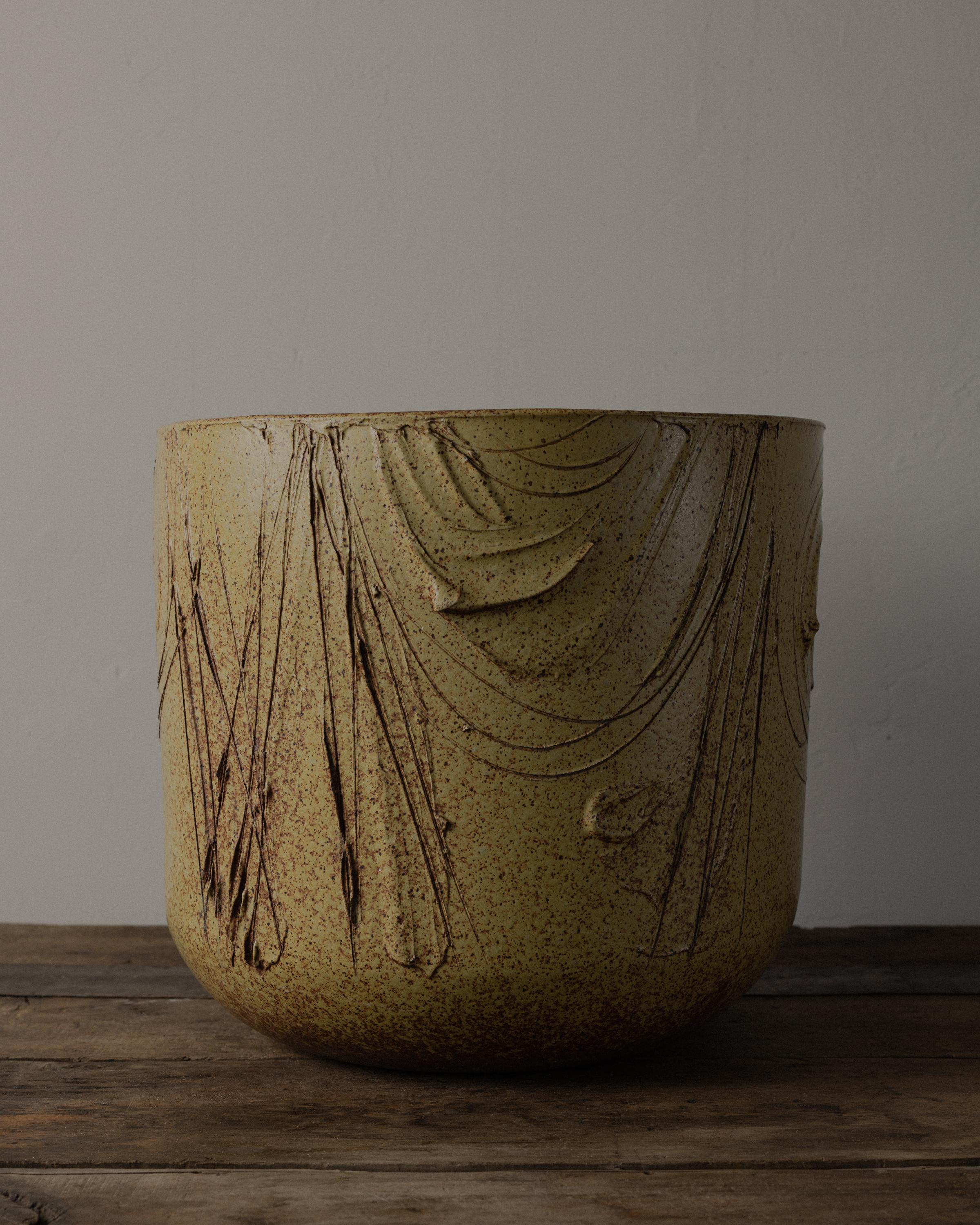 A beautifully executed example from David Cressey’s Pro/Artisan Series for Architectural Pottery, this large cylindrical planter features the rare and visually dynamic “Expressive” motif. The surface is adorned with sweeping, gestural incisions that