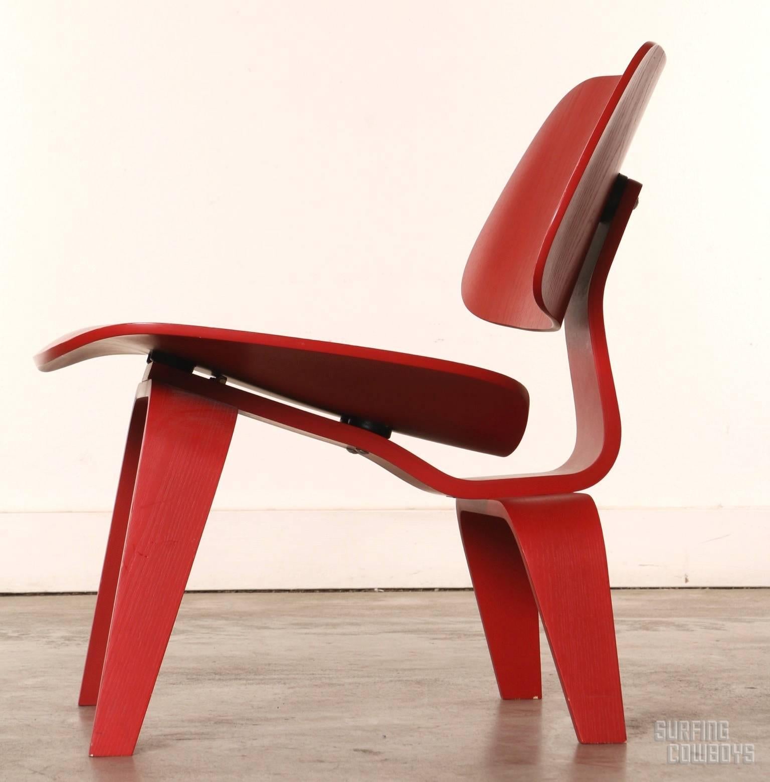 Considered by most to be one of the most iconic chairs of the Mid-Century era, this 1946 masterpiece design by Charles and Ray Eames offers show-stopping beauty, provides an exceptionally comfortable seating position for a wide range of body types