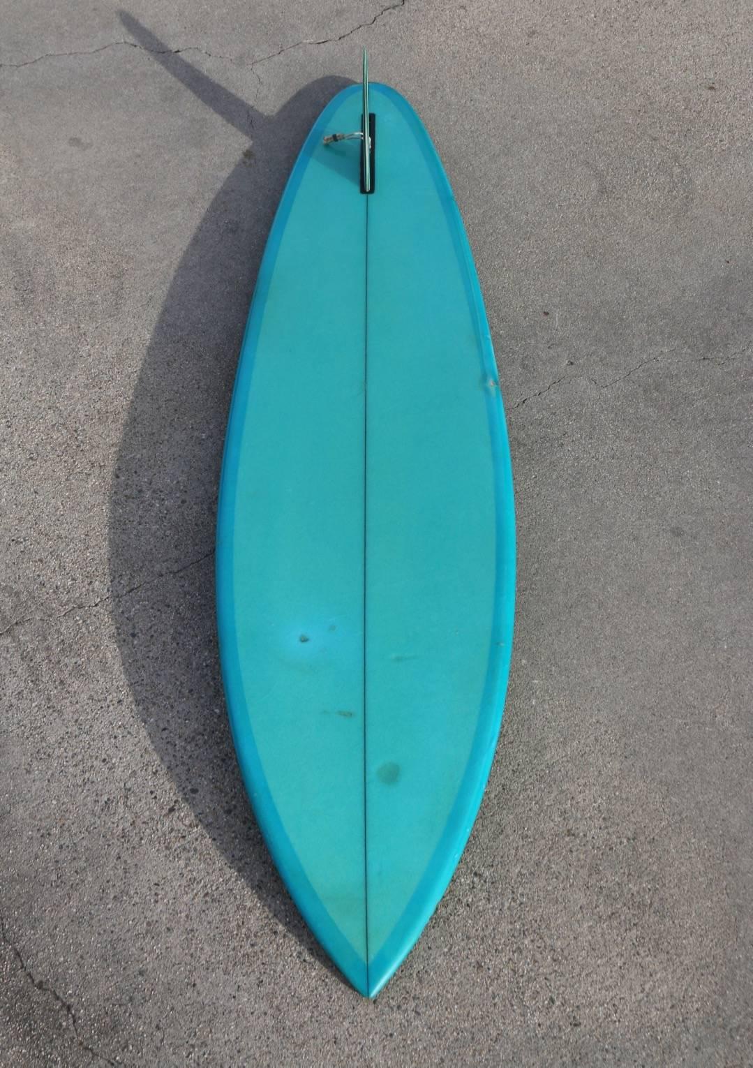 This vibrant turquoise surfboard is the perfect length to bring a splash of Surf Vibe and color into even the tightest spaces. The shortboard shape, the size, the fantastic logo and the color ooze fun in the sun. 

Fin is 8