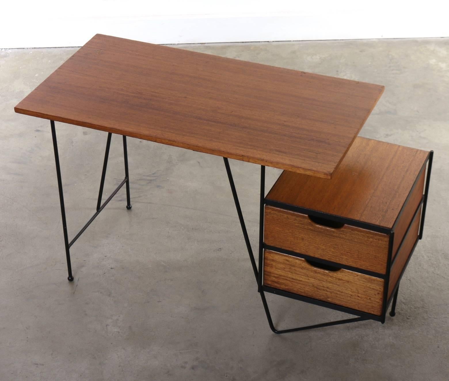 Vista Furniture Company desk by D.R. Bates and Jackson Gregory Jr., USA 1955. Enameled steel and wood desk. Good original condition with a few signs of authentic wear as photographed. The desk switches between left-handed and right-handed