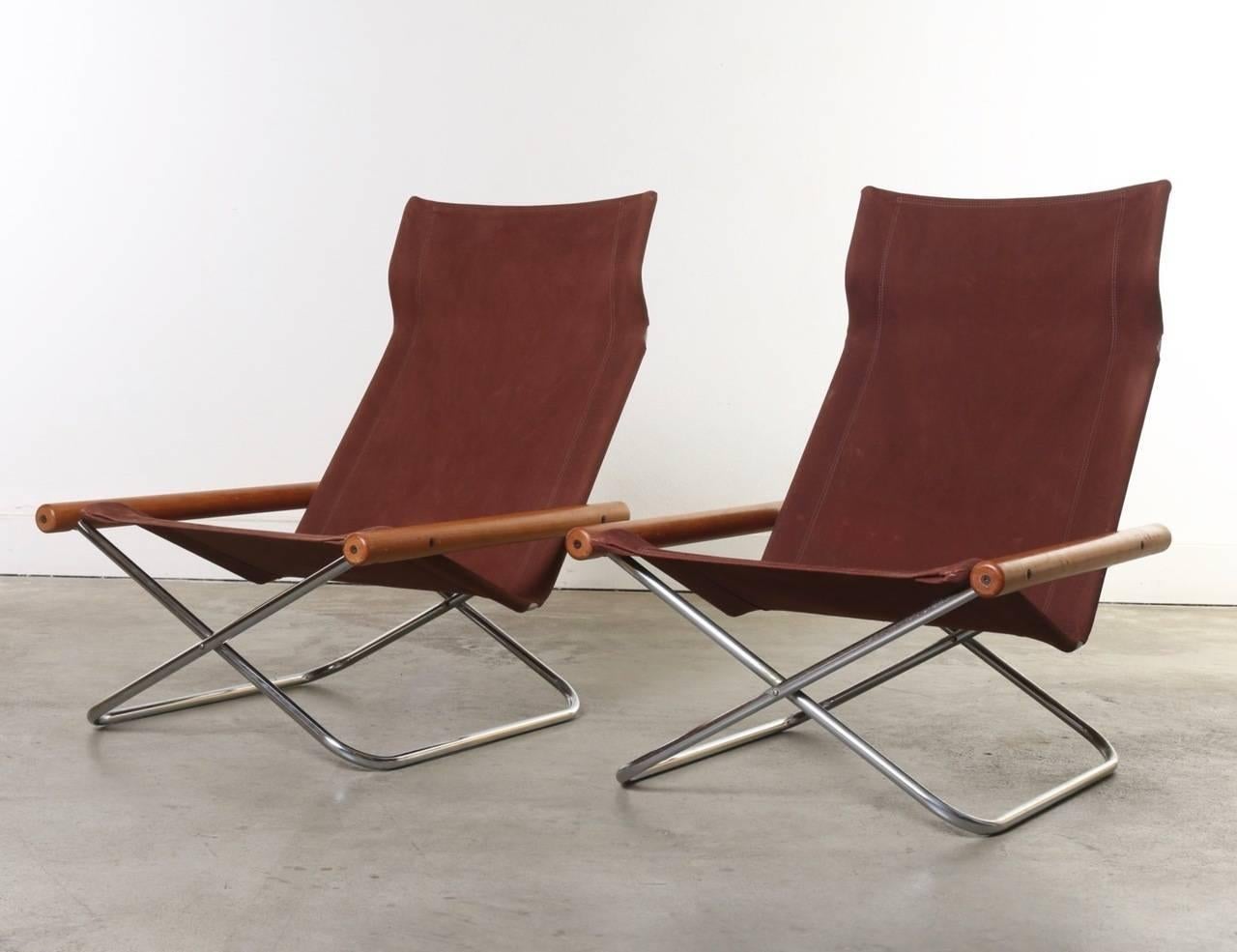 Original vintage pair of very comfortable, practical and beautiful folding lounge chairs by Japanese designer Takeshi Nii. When Nii created this highly functional and comfortable folding lounge chair in 1958 he credited his deep appreciation of and